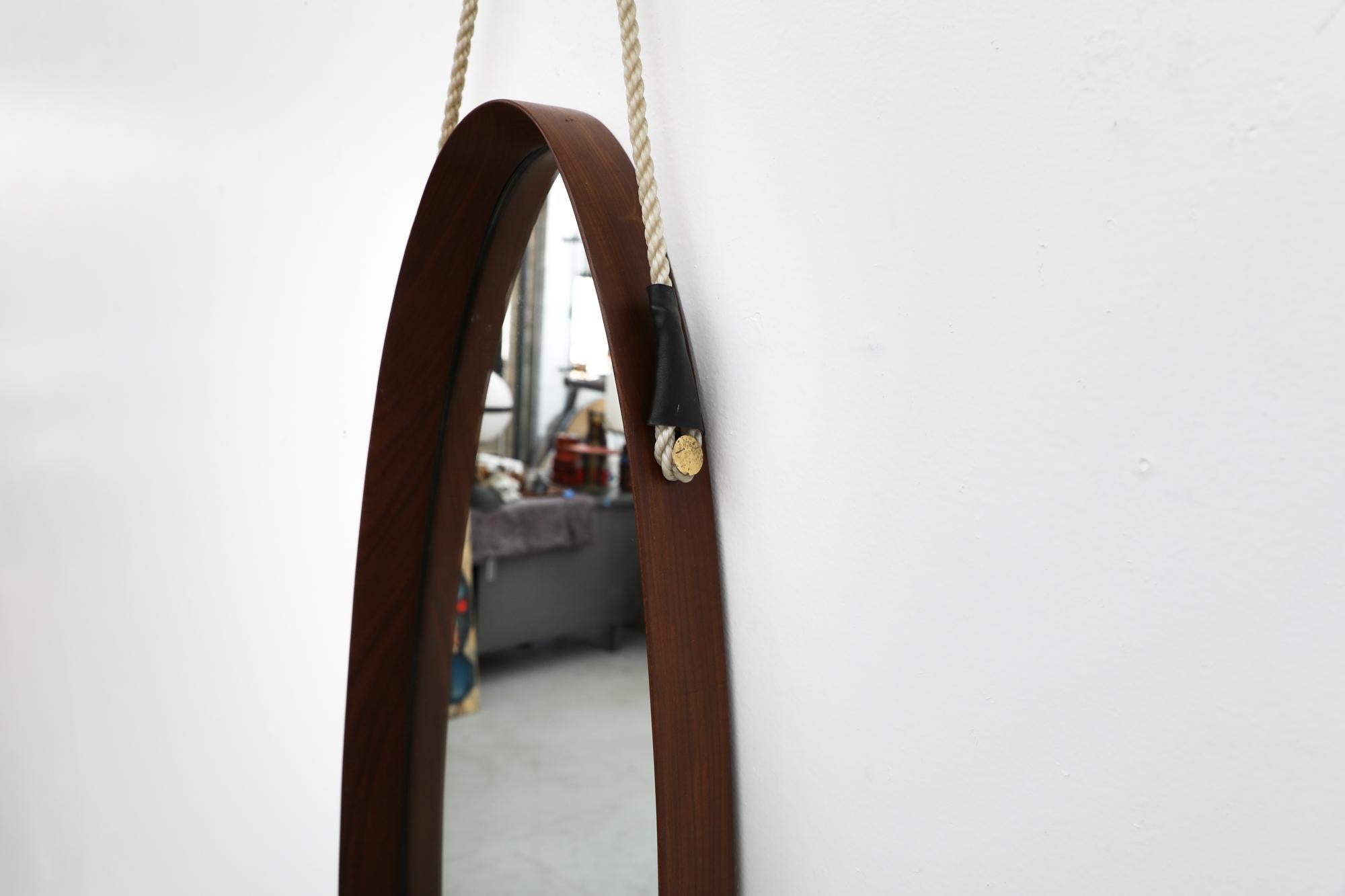 Italienischer gebogener ovaler Spiegel aus Teakholz aus der Jahrhundertmitte mit Seilriemen 3