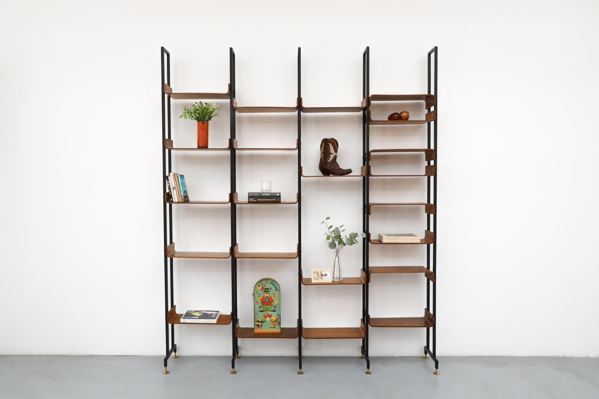 Etagère en teck italienne du milieu du siècle, style Franco Campo & Carlo Graffi

Cette étagère italienne du milieu du siècle, vaste et polyvalente, évoque l'esthétique modulaire sophistiquée du style de Franco Campo et Carlo Graffi. Fabriqué en