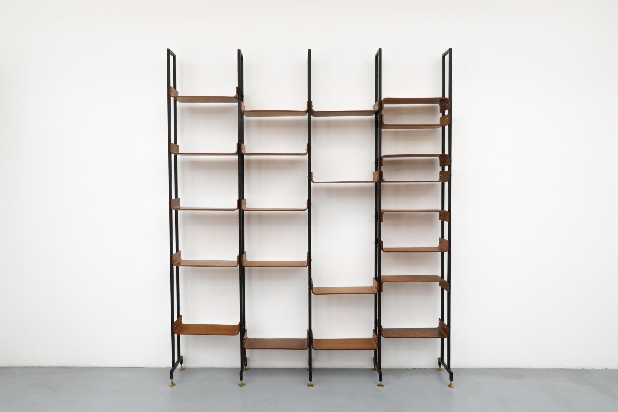 Mid-Century Modern Etagère en teck italienne du milieu du siècle, style Franco Campo & Carlo Graffi en vente