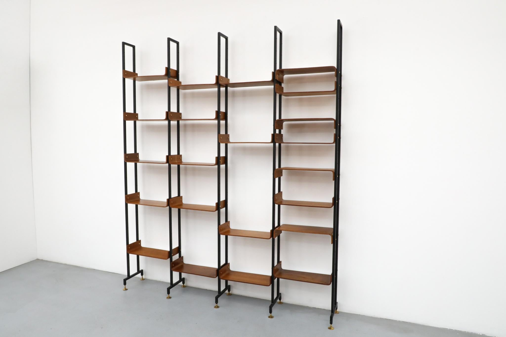 Émaillé Etagère en teck italienne du milieu du siècle, style Franco Campo & Carlo Graffi en vente