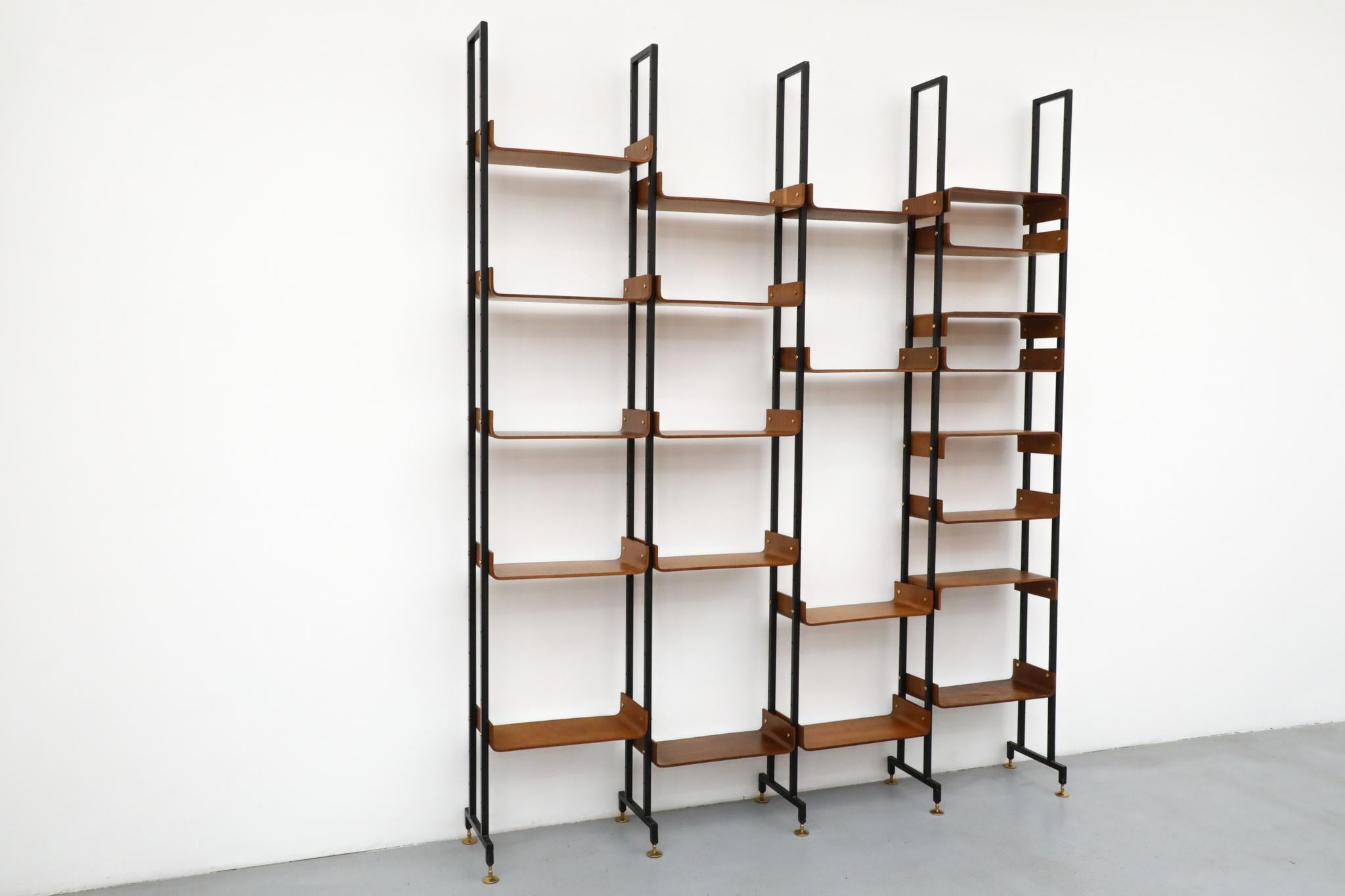 Etagère en teck italienne du milieu du siècle, style Franco Campo & Carlo Graffi Bon état - En vente à Los Angeles, CA