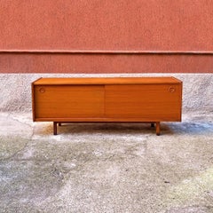 Enfilade italien en teck du milieu du siècle avec portes coulissantes et poignée ronde, années 1960
