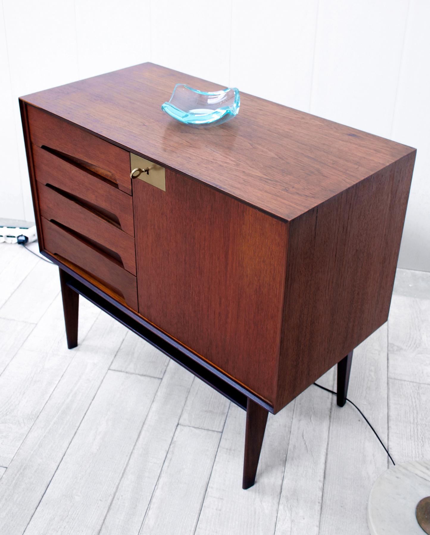Italian Mid-Century Teak Wood Sideboard with Drawers by Vittorio Dassi, 1950s In Good Condition In Traversetolo, IT