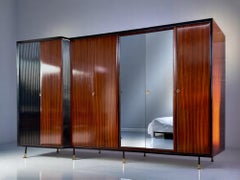 Armario italiano de mediados de siglo en madera de teca de 7 puertas de Vittorio Dassi, años 50