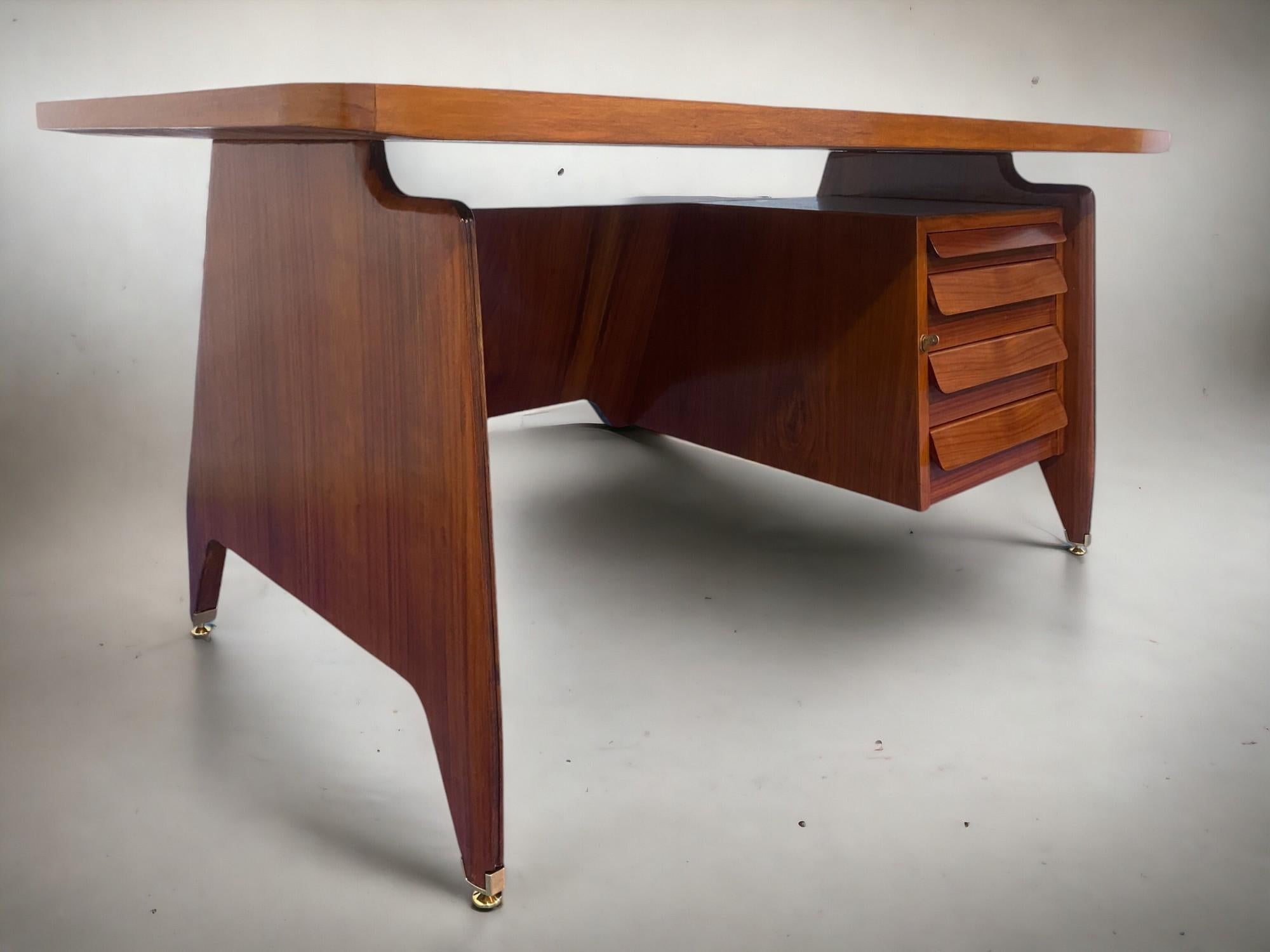 Tavolo da scrivania direzionale in legno di teak della metà del secolo scorso di Vittorio Dassi, anni '50 in vendita 4