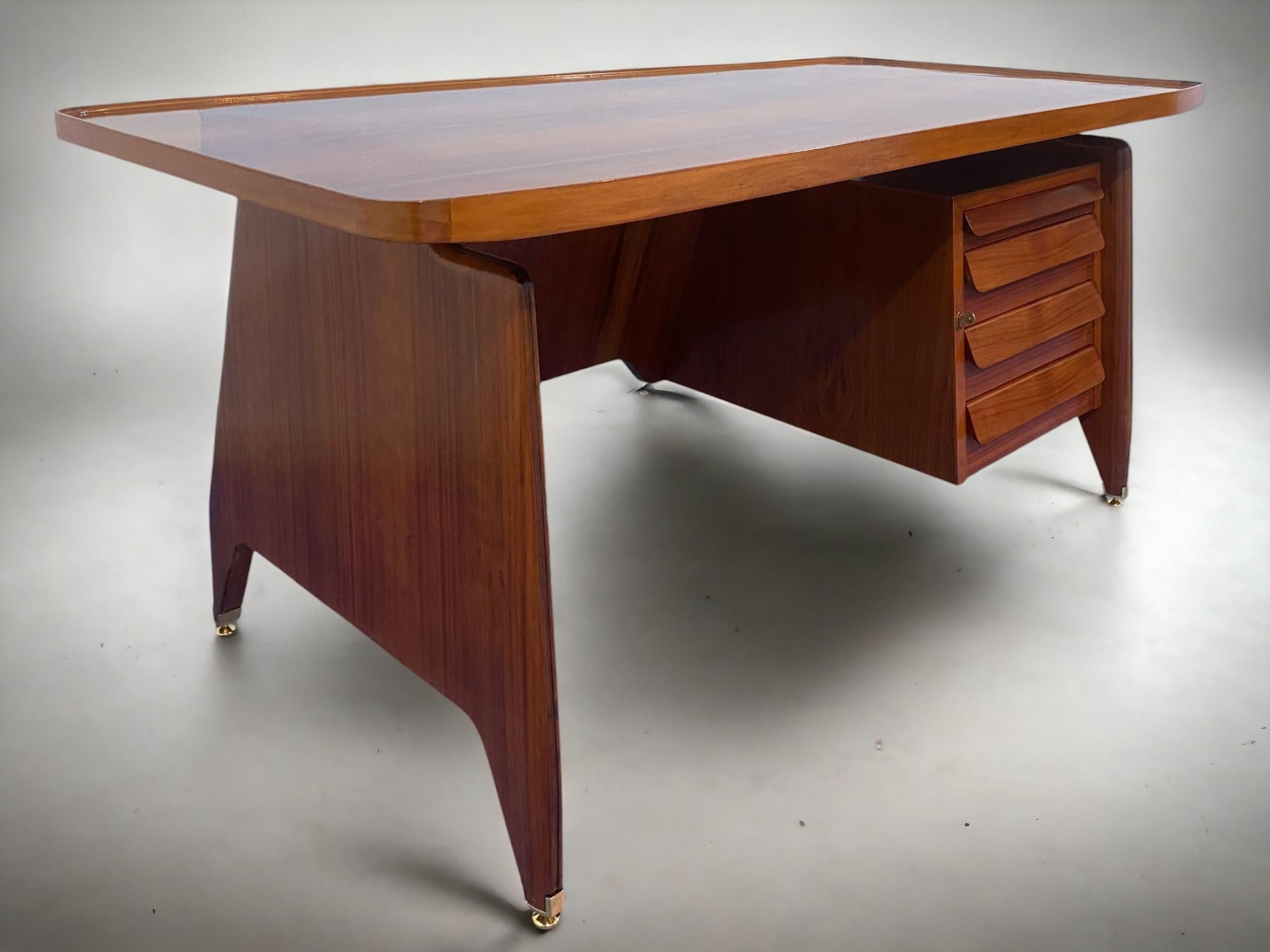 Tavolo da scrivania direzionale in legno di teak della metà del secolo scorso di Vittorio Dassi, anni '50 in vendita 5