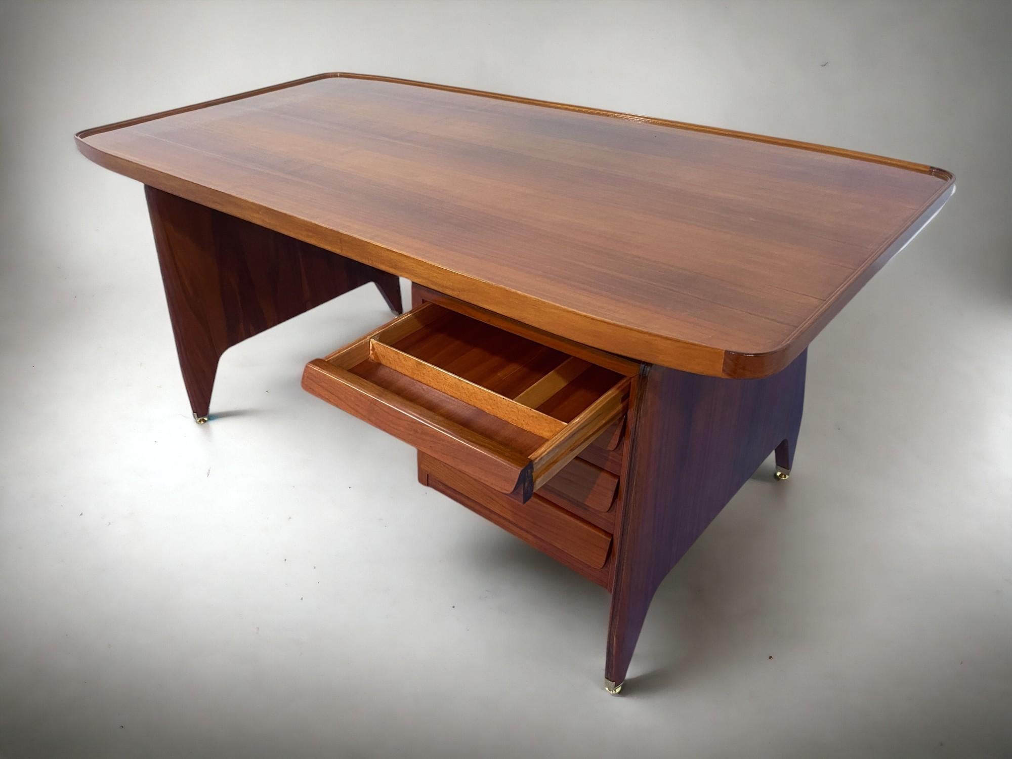 Tavolo da scrivania direzionale in legno di teak della metà del secolo scorso di Vittorio Dassi, anni '50 in vendita 6