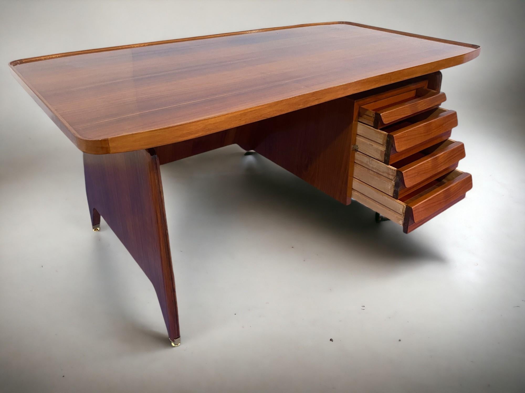 Tavolo da scrivania direzionale in legno di teak della metà del secolo scorso di Vittorio Dassi, anni '50 in vendita 7
