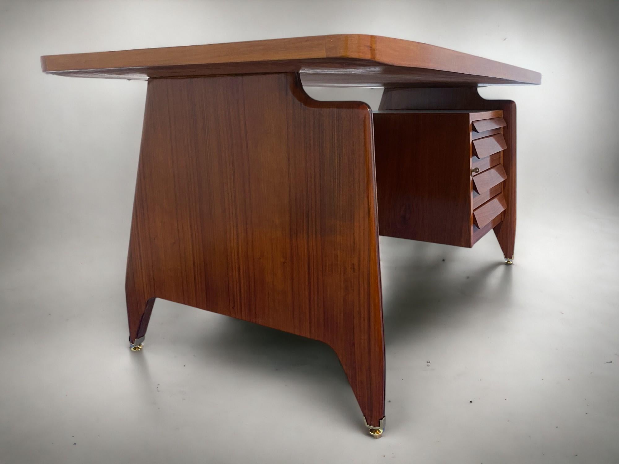 Tavolo da scrivania direzionale in legno di teak della metà del secolo scorso di Vittorio Dassi, anni '50 in vendita 8
