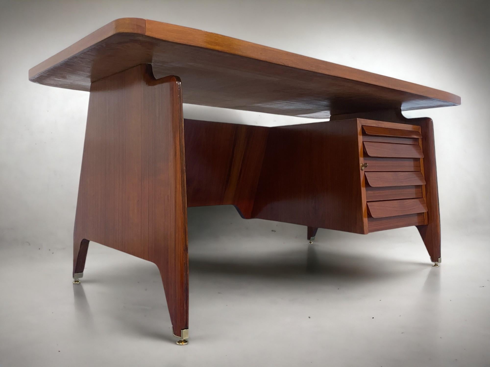 Tavolo da scrivania direzionale in legno di teak della metà del secolo scorso di Vittorio Dassi, anni '50 in vendita 10