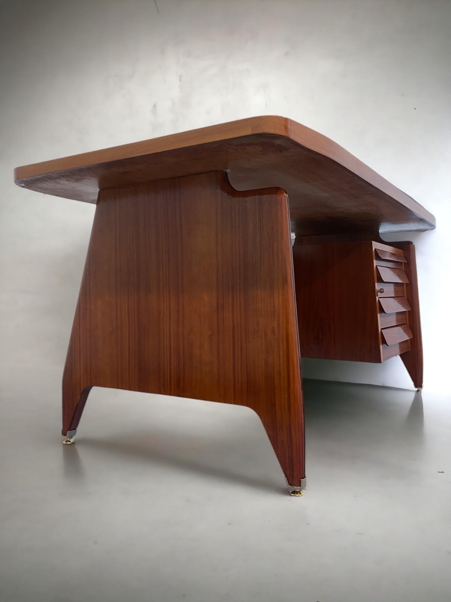 Tavolo da scrivania direzionale in legno di teak della metà del secolo scorso di Vittorio Dassi, anni '50 in vendita 11