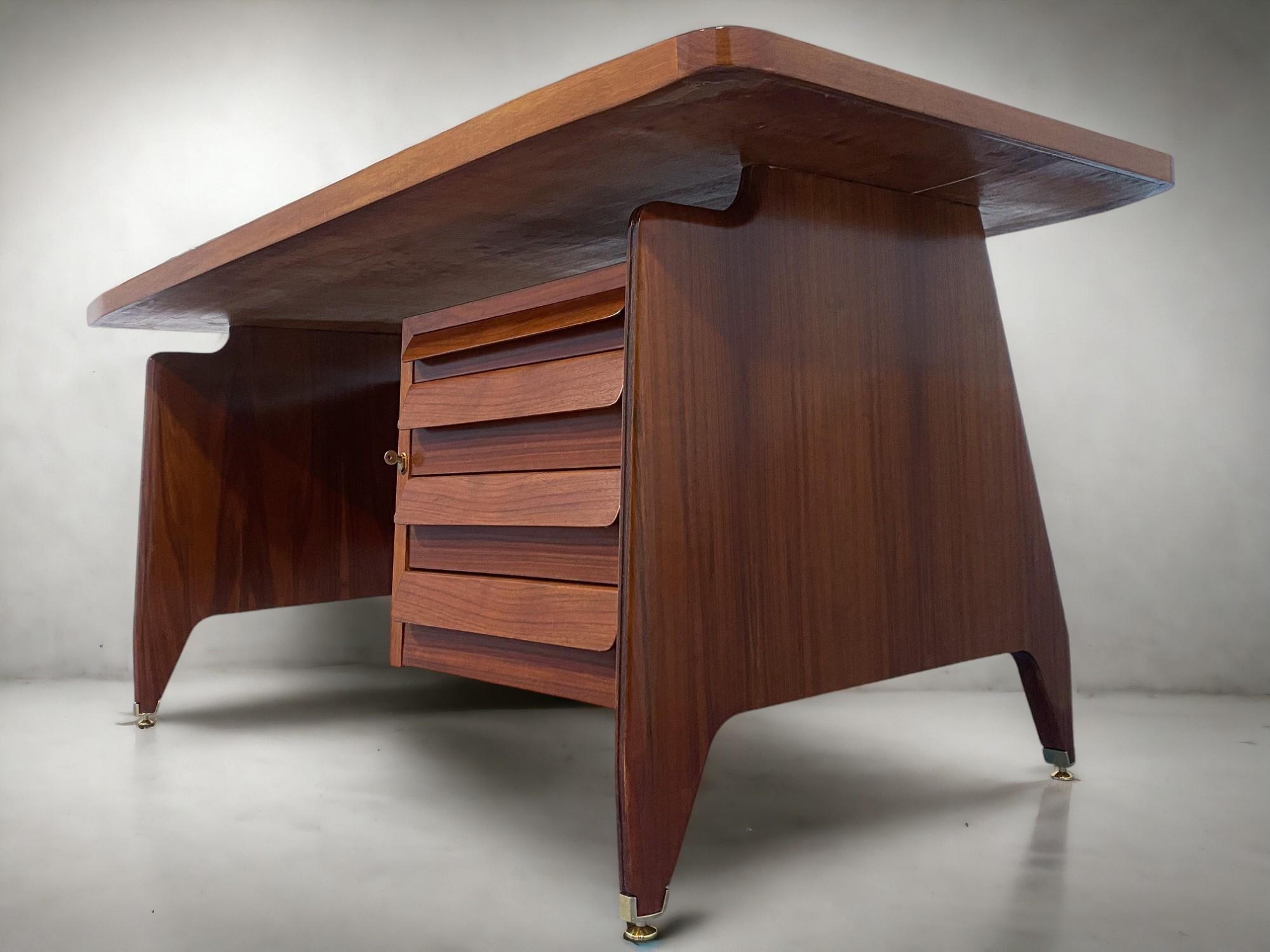 Tavolo da scrivania direzionale in legno di teak della metà del secolo scorso di Vittorio Dassi, anni '50 in vendita 12