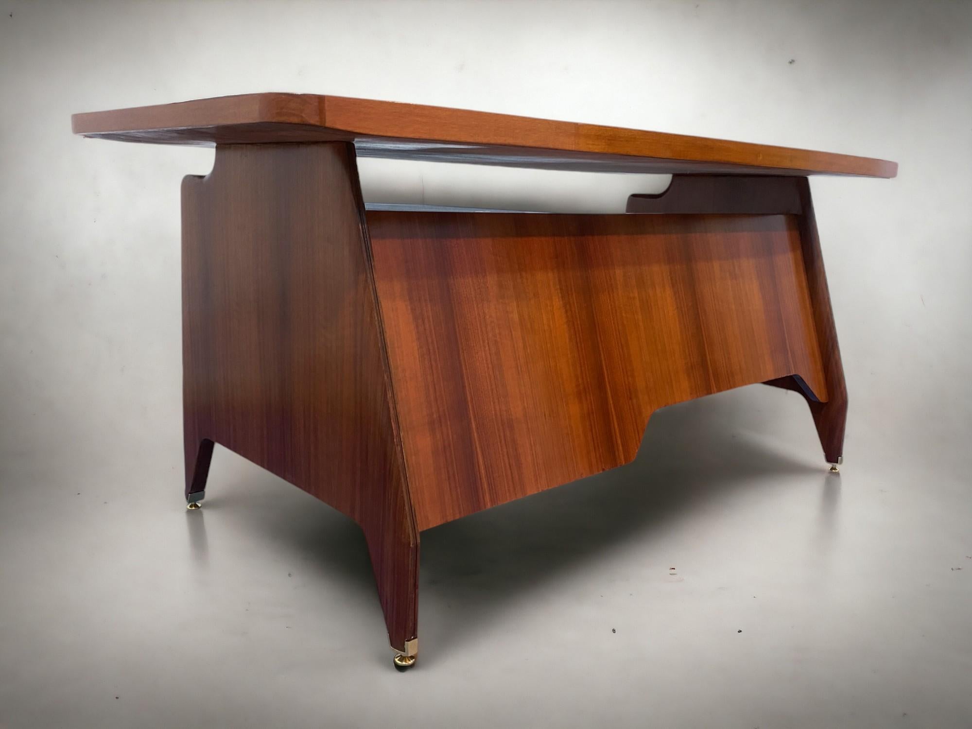 Mid-Century moderno Tavolo da scrivania direzionale in legno di teak della metà del secolo scorso di Vittorio Dassi, anni '50 in vendita