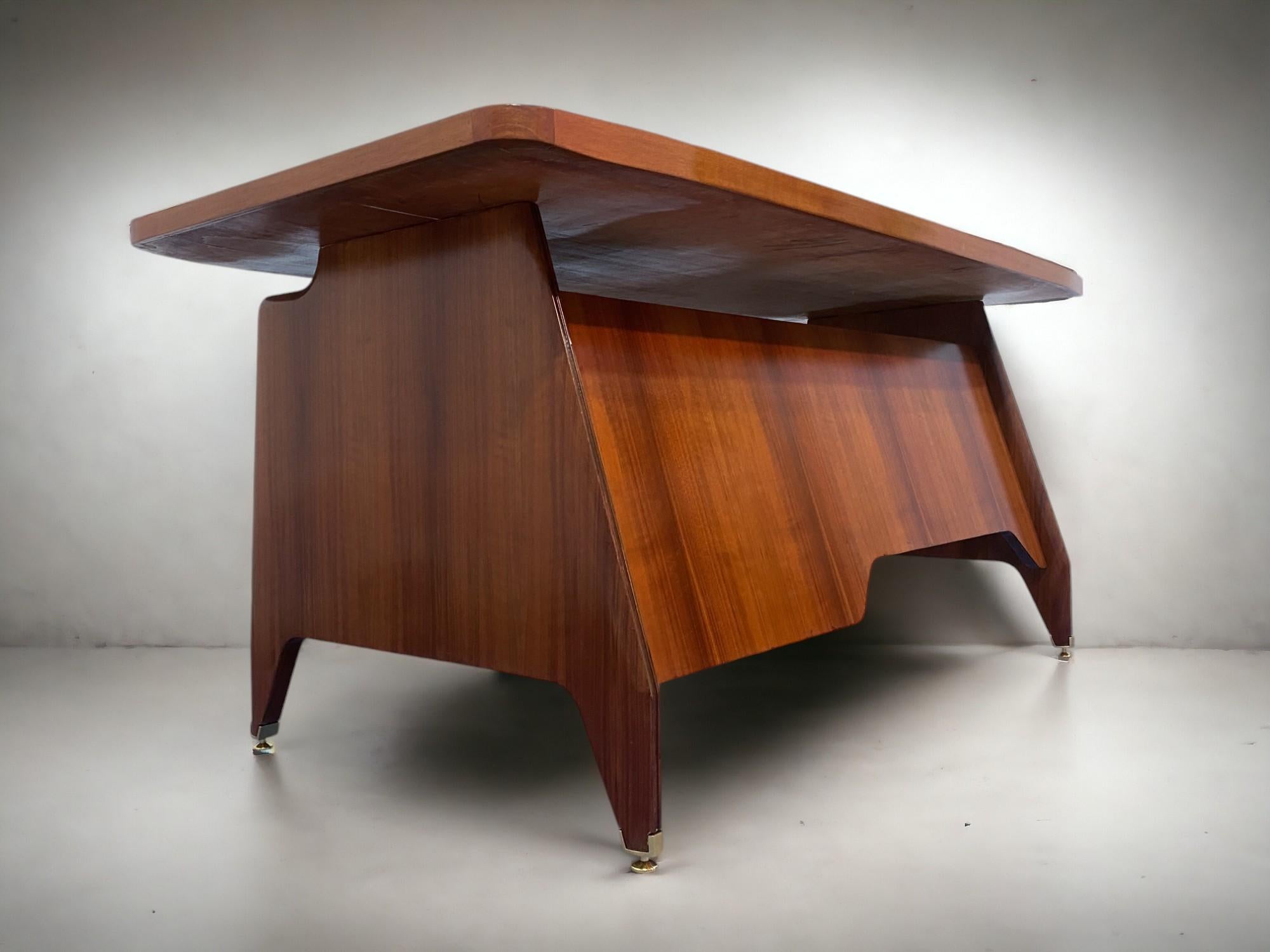 Tavolo da scrivania direzionale in legno di teak della metà del secolo scorso di Vittorio Dassi, anni '50 In condizioni buone in vendita a Traversetolo, IT