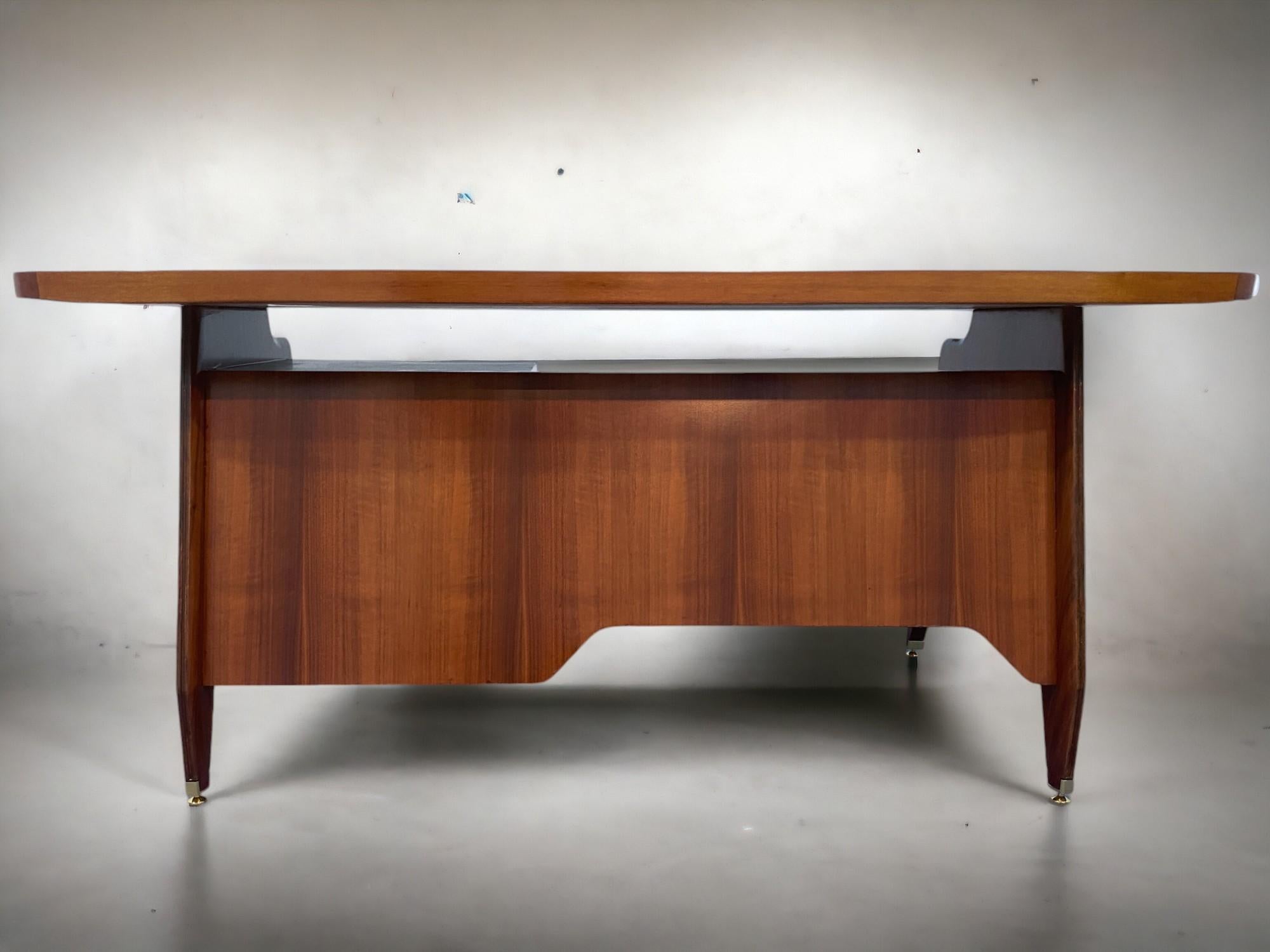 Metà XX secolo Tavolo da scrivania direzionale in legno di teak della metà del secolo scorso di Vittorio Dassi, anni '50 in vendita