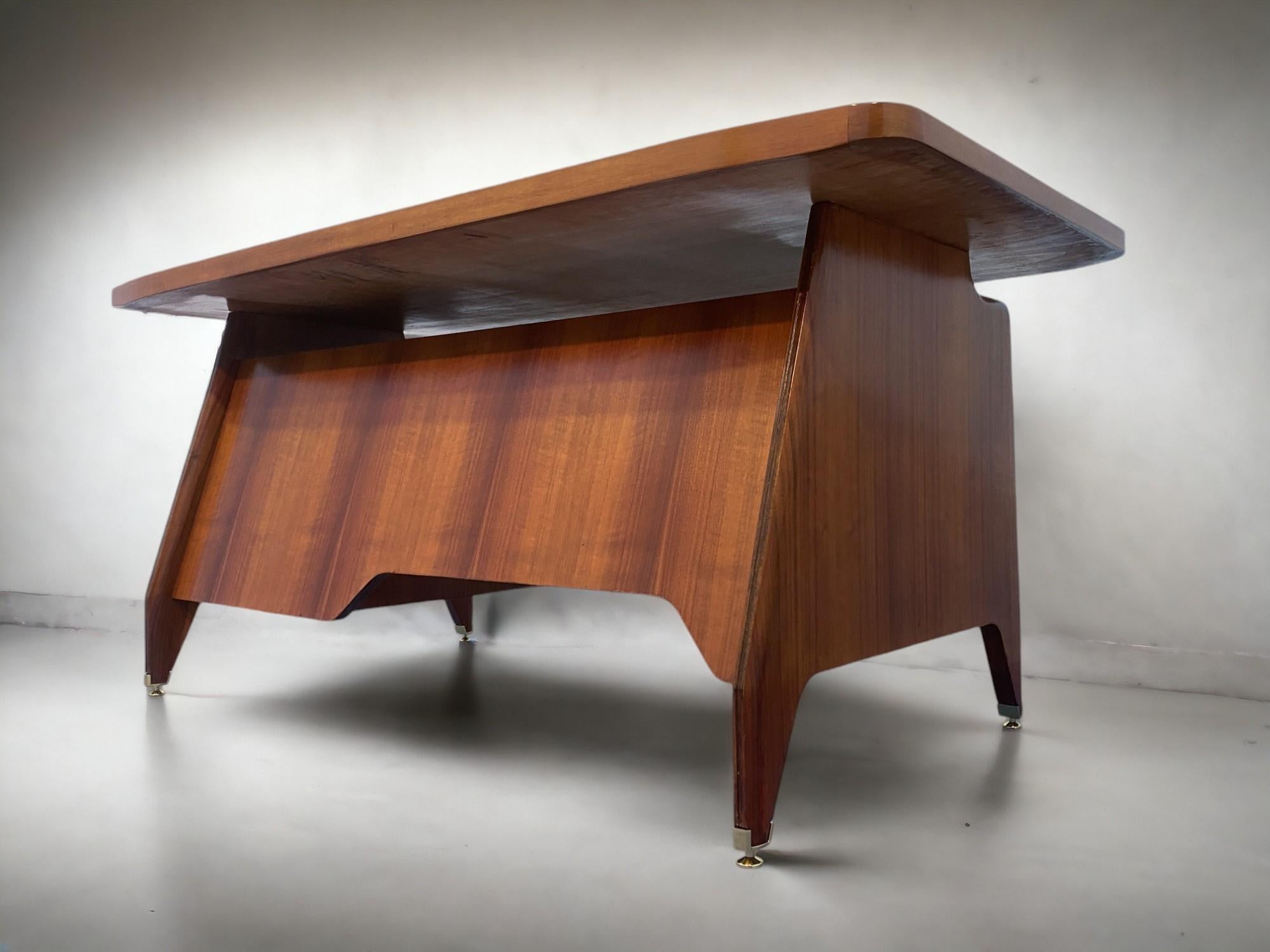 Ottone Tavolo da scrivania direzionale in legno di teak della metà del secolo scorso di Vittorio Dassi, anni '50 in vendita