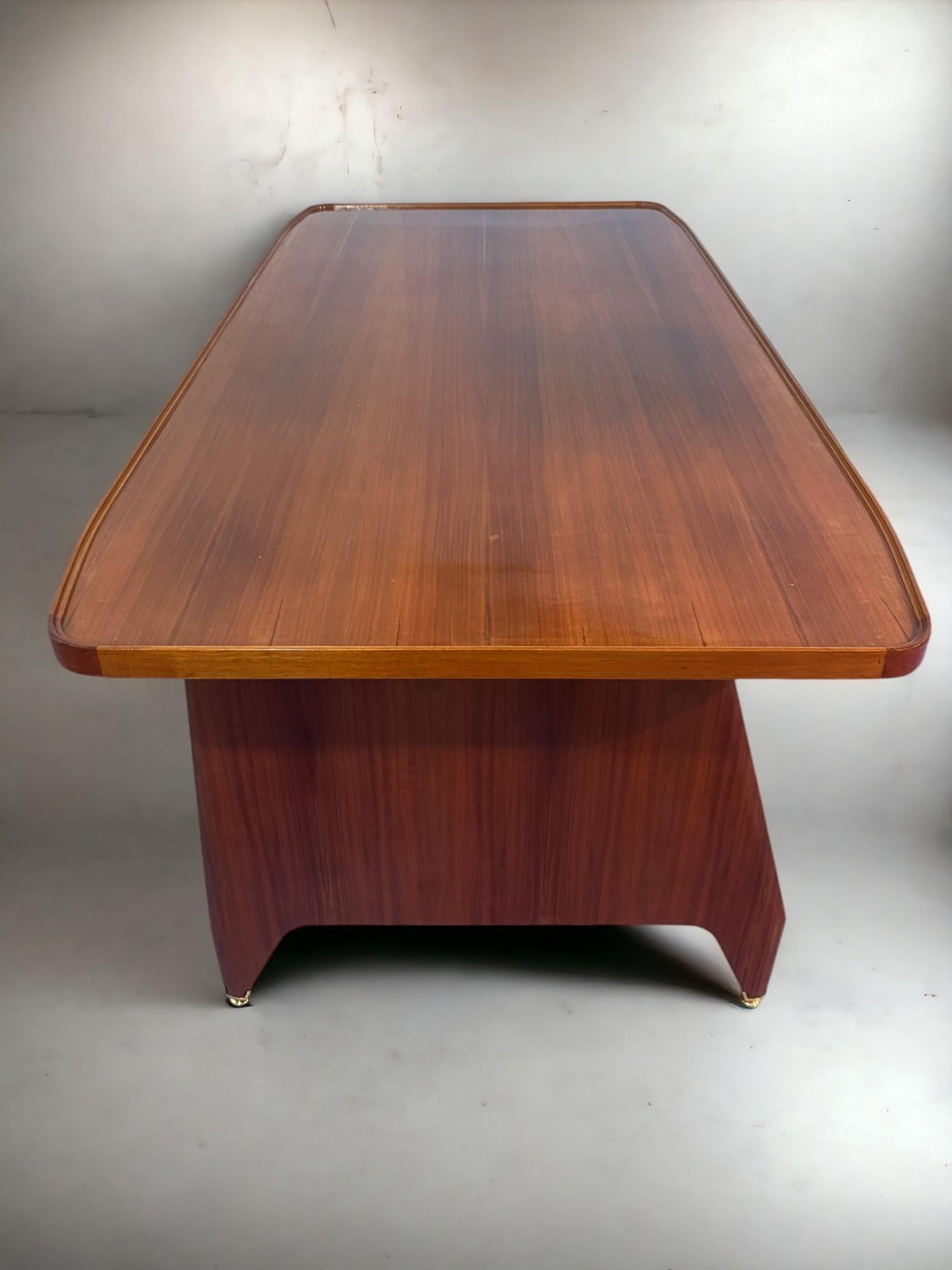 Tavolo da scrivania direzionale in legno di teak della metà del secolo scorso di Vittorio Dassi, anni '50 in vendita 1