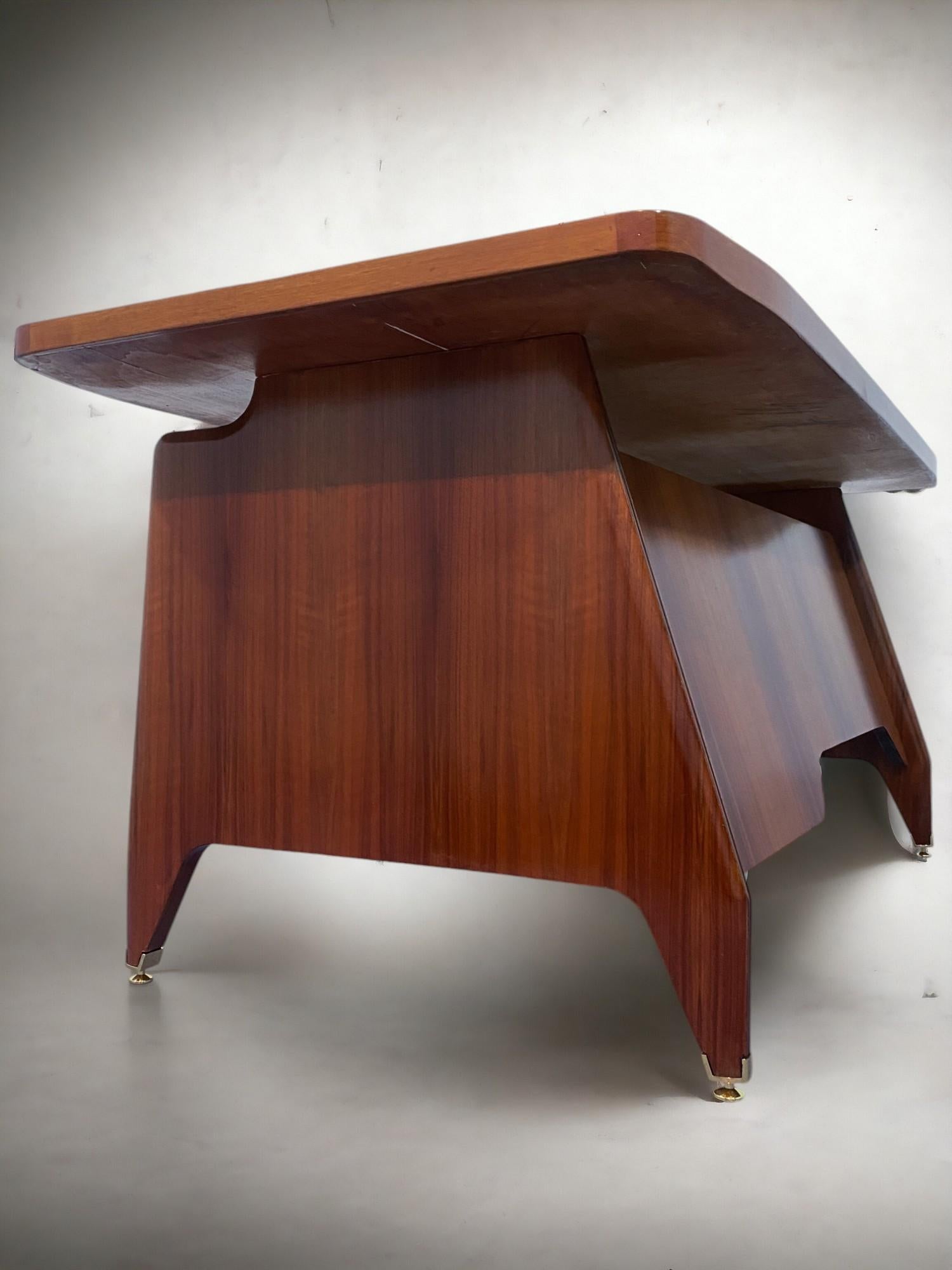 Tavolo da scrivania direzionale in legno di teak della metà del secolo scorso di Vittorio Dassi, anni '50 in vendita 2