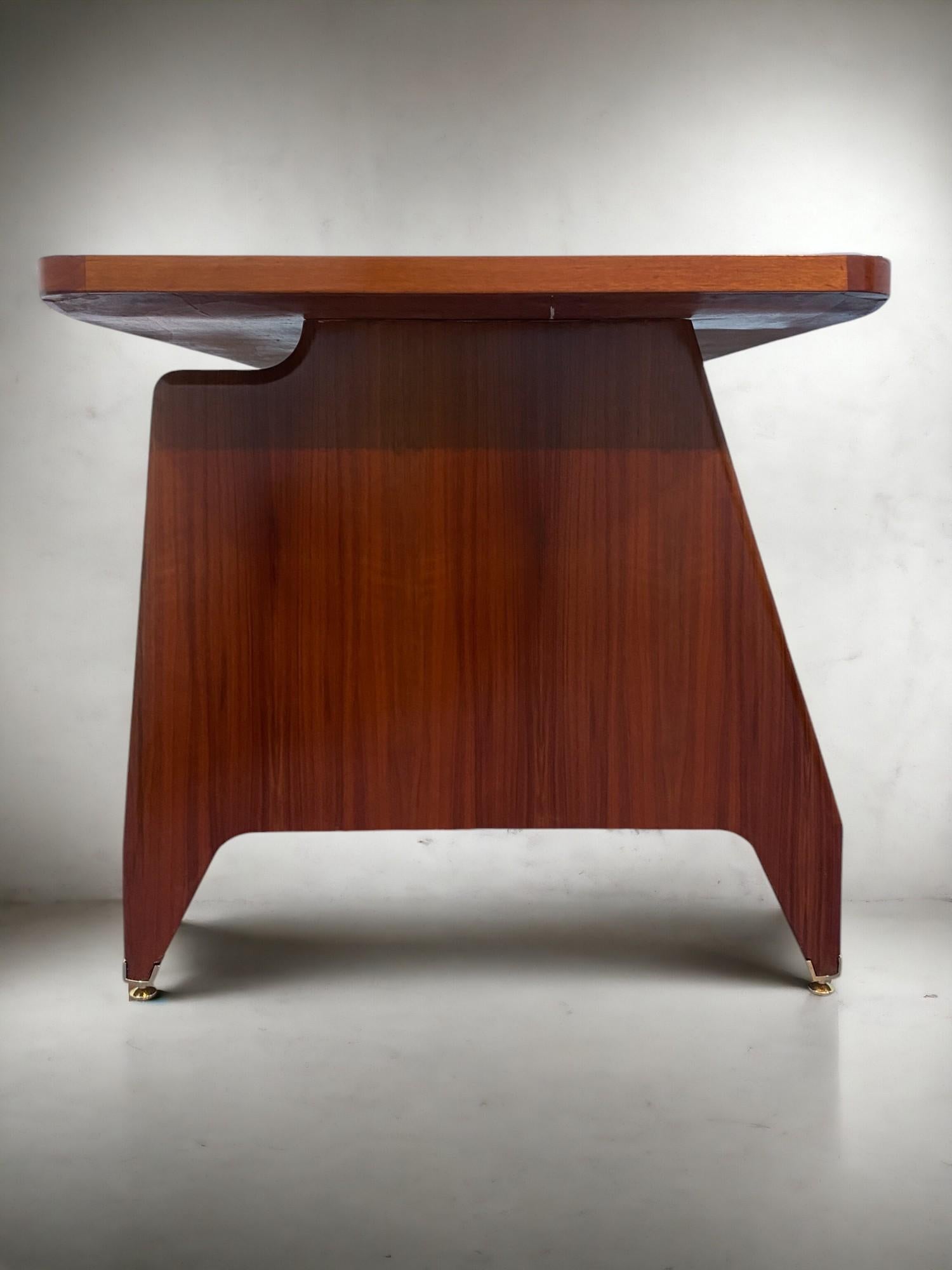 Tavolo da scrivania direzionale in legno di teak della metà del secolo scorso di Vittorio Dassi, anni '50 in vendita 3