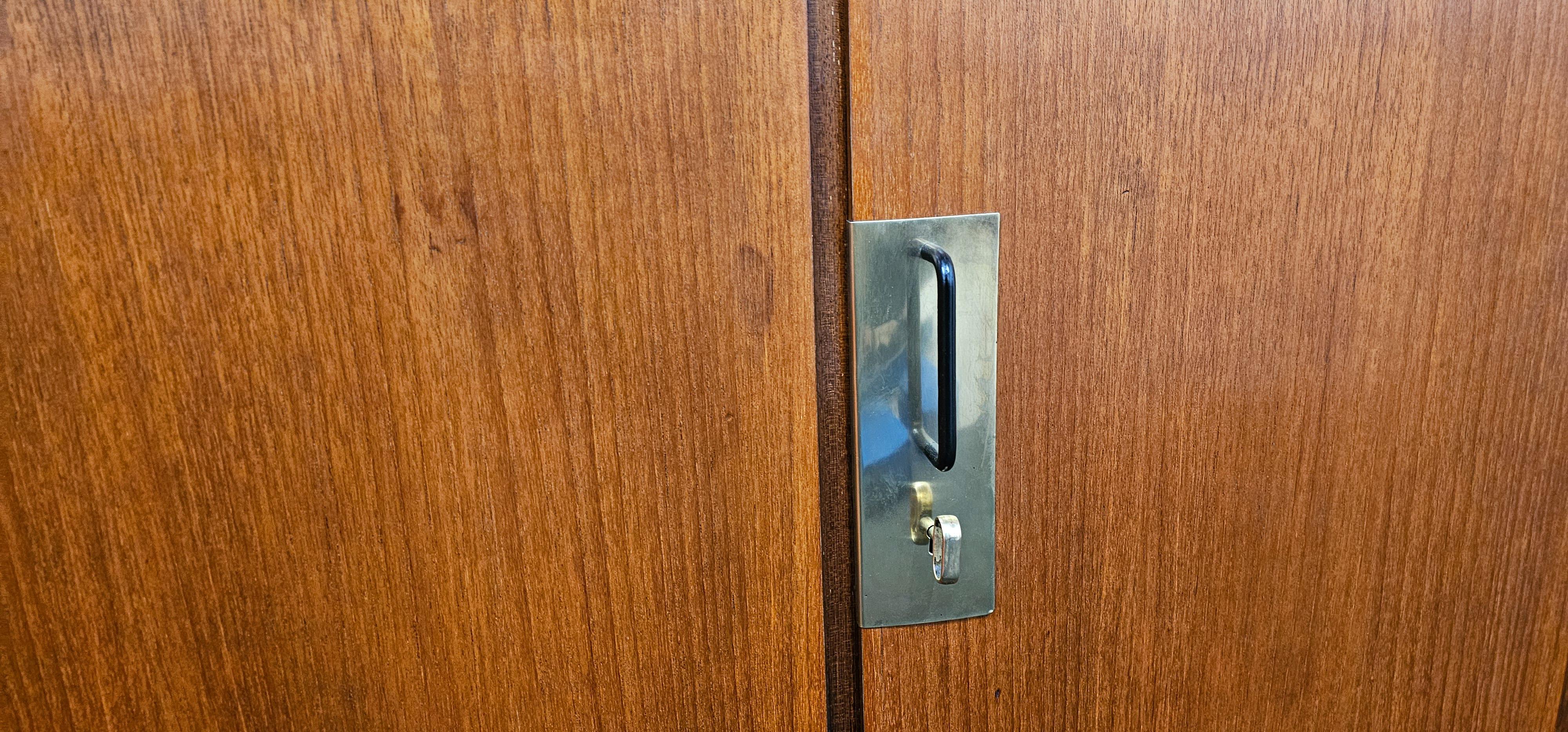 Credenza in legno di teak della metà del secolo scorso di Silvio Cavatorta, anni '50 in vendita 3