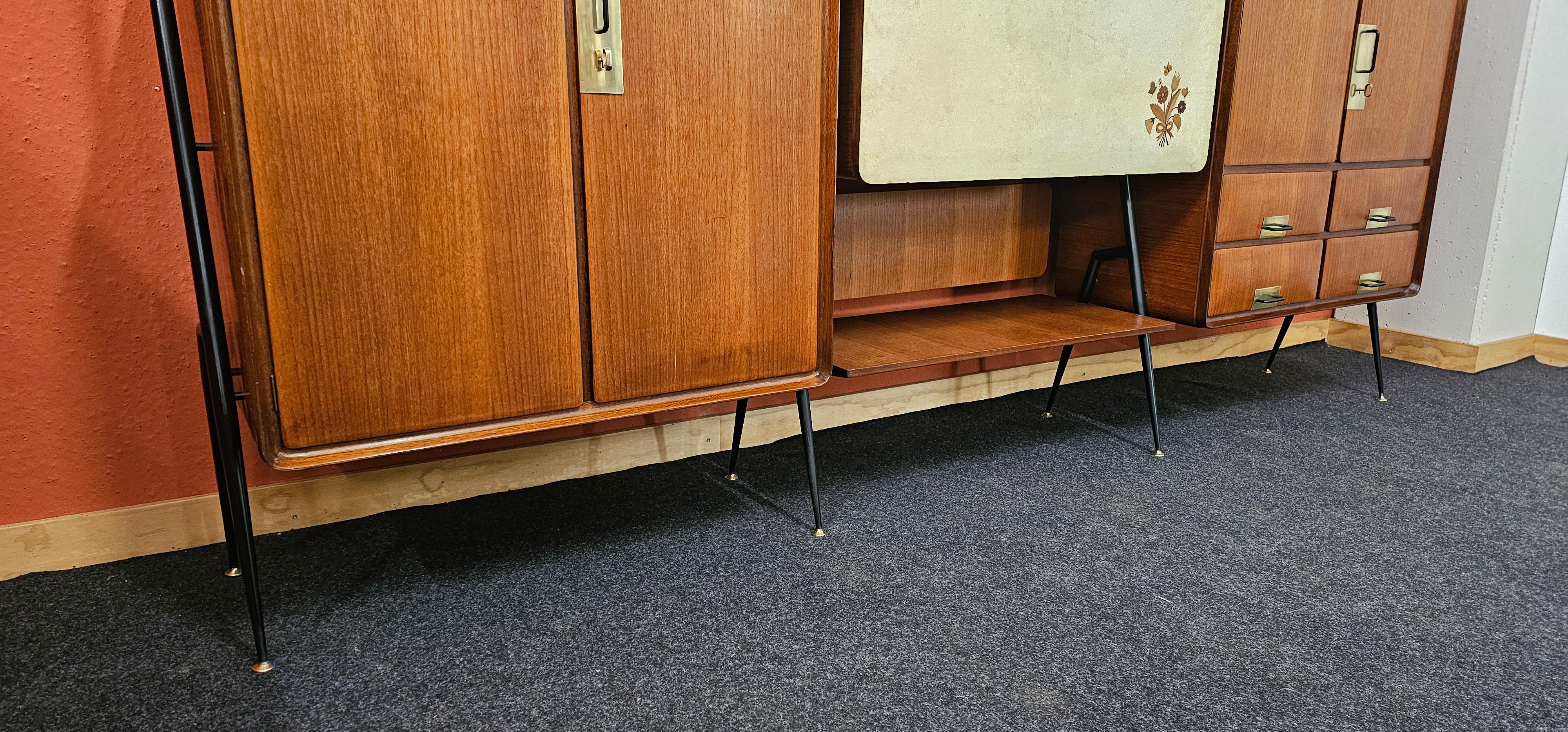 Credenza in legno di teak della metà del secolo scorso di Silvio Cavatorta, anni '50 in vendita 4