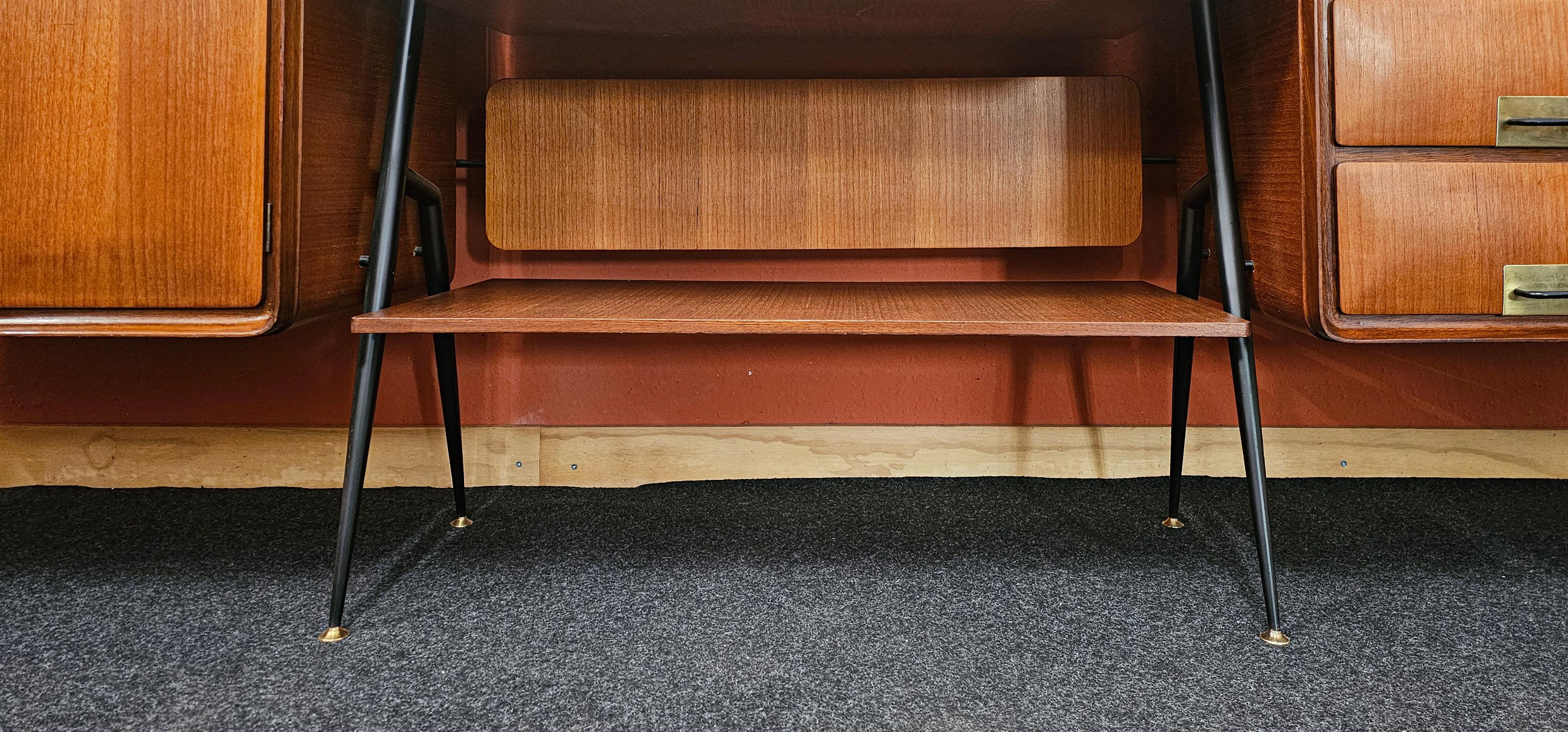 Italiano Credenza in legno di teak della metà del secolo scorso di Silvio Cavatorta, anni '50 in vendita