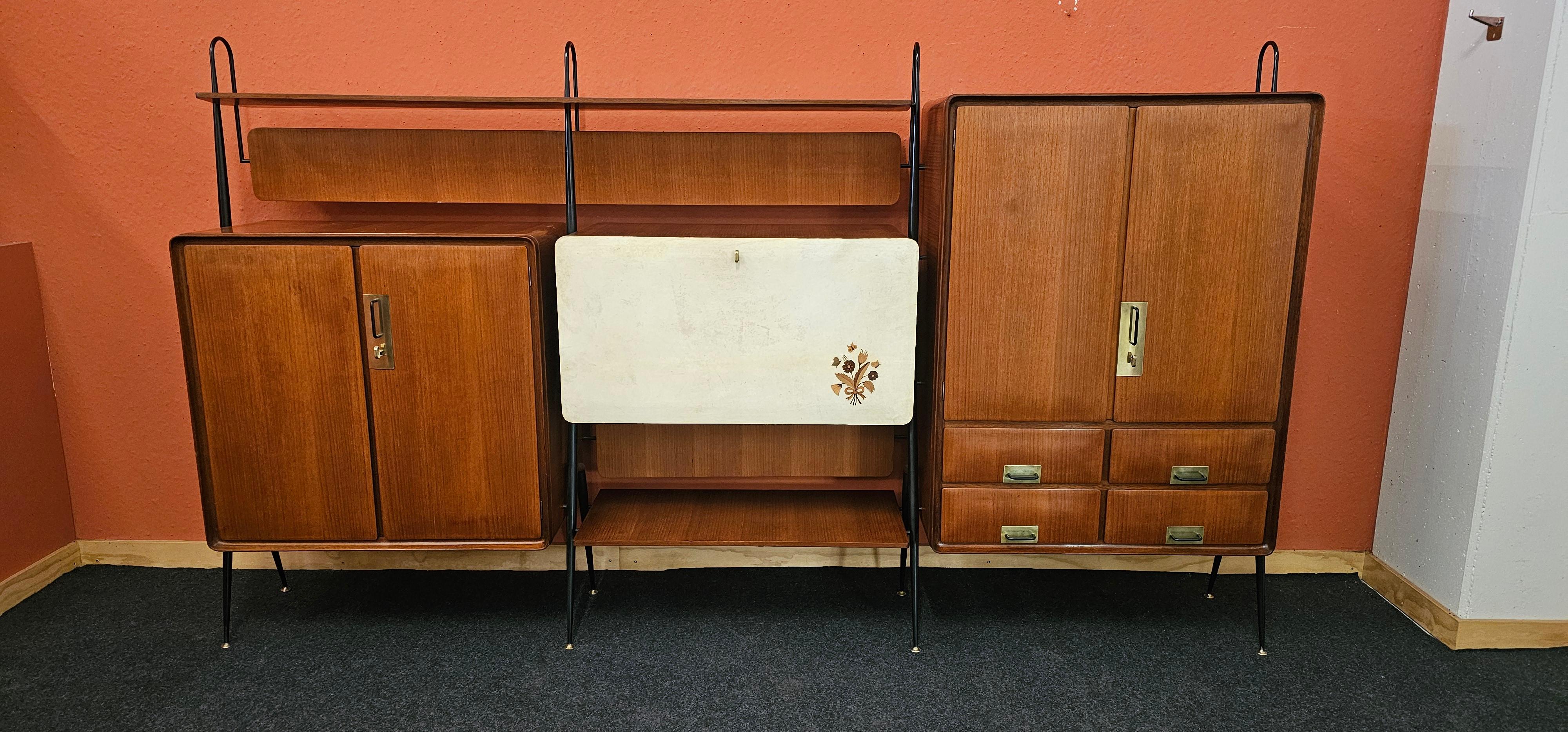 Credenza in legno di teak della metà del secolo scorso di Silvio Cavatorta, anni '50 In condizioni buone in vendita a Traversetolo, IT