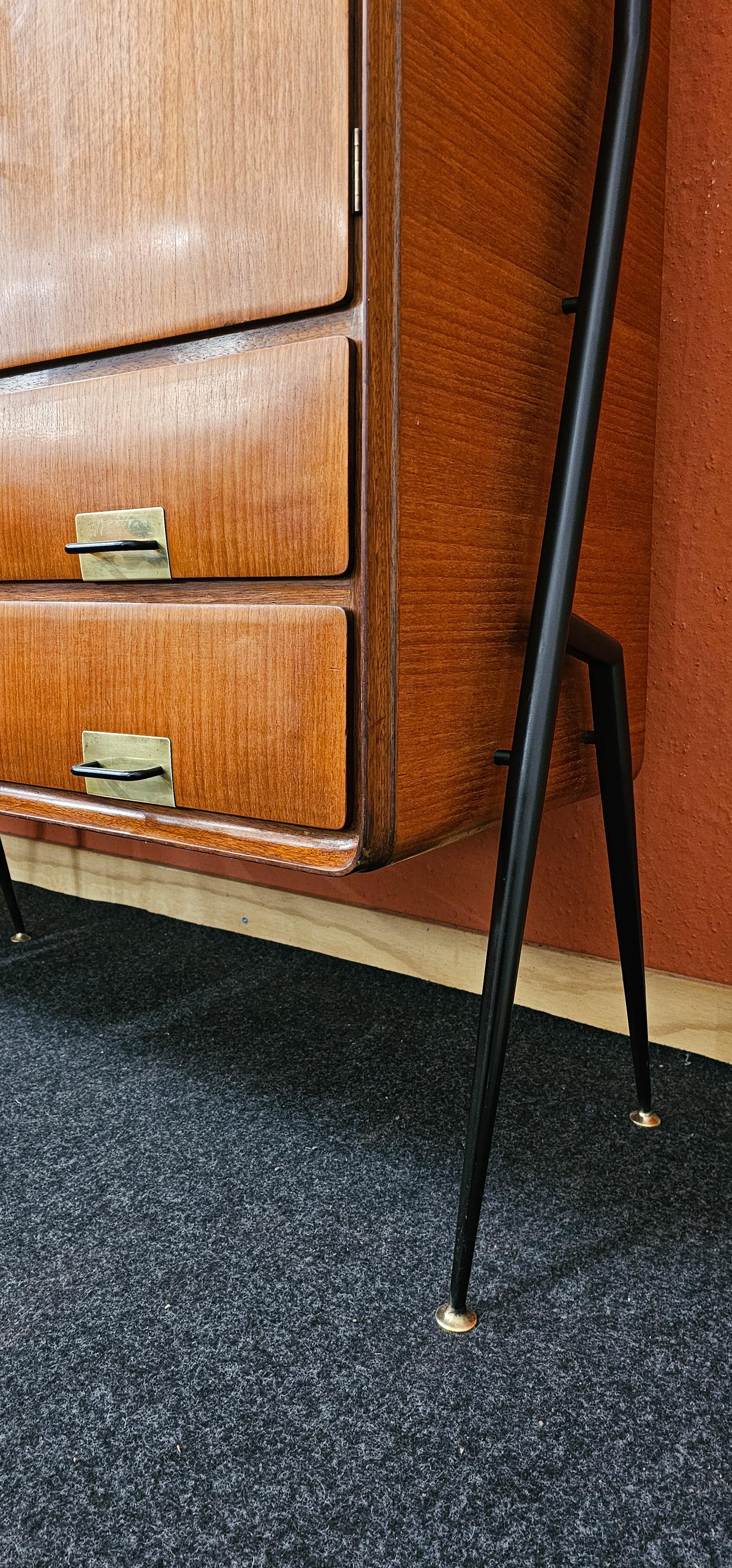 Metà XX secolo Credenza in legno di teak della metà del secolo scorso di Silvio Cavatorta, anni '50 in vendita