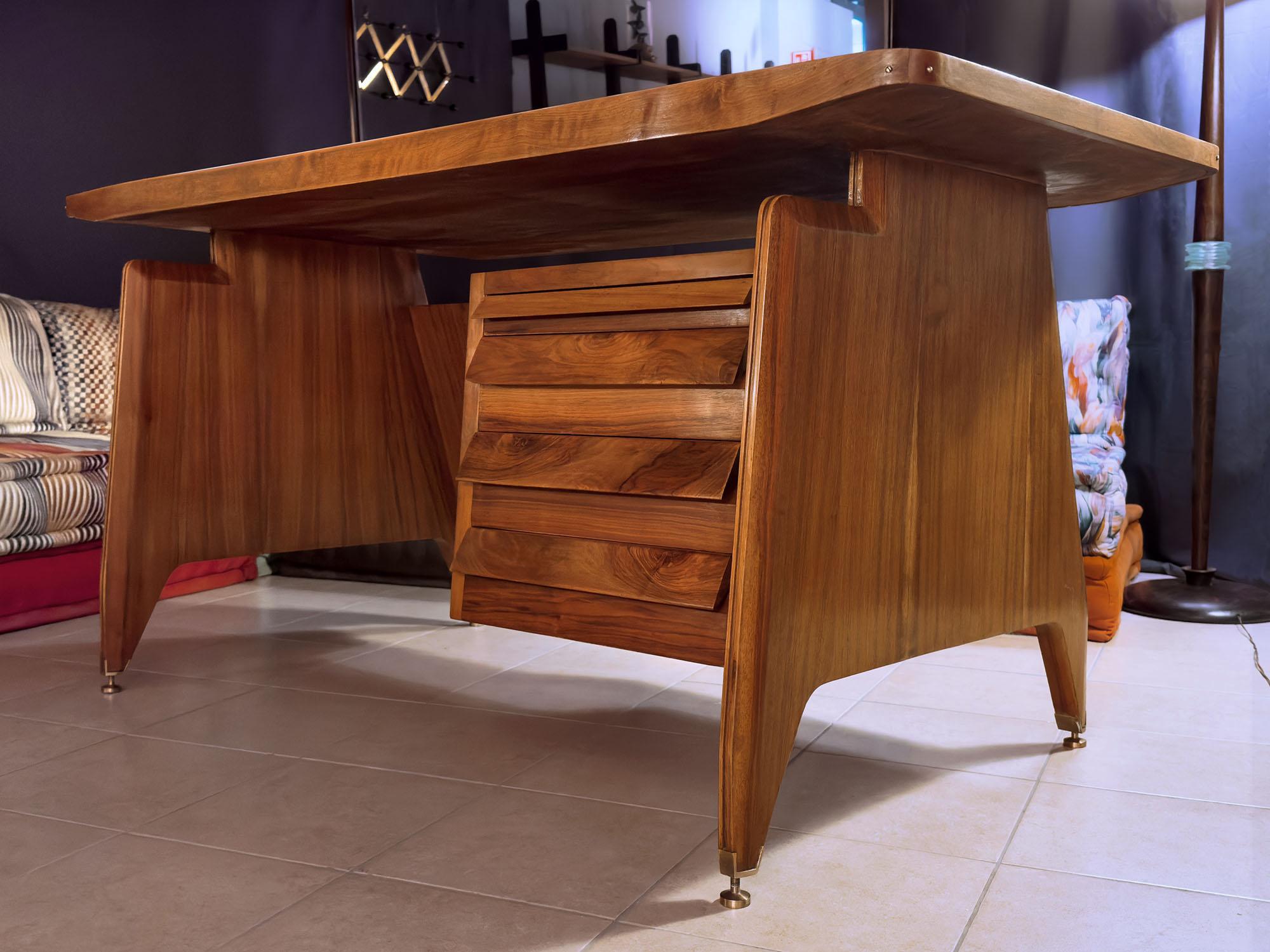 This exquisite writing desk, so well designed by Vittorio Dassi in the 1950s, stands as a testament to the collaboration between Dassi and the renowned Gio Ponti.
The teakwood structure is finished with brass feet and is equipped with four drawers,