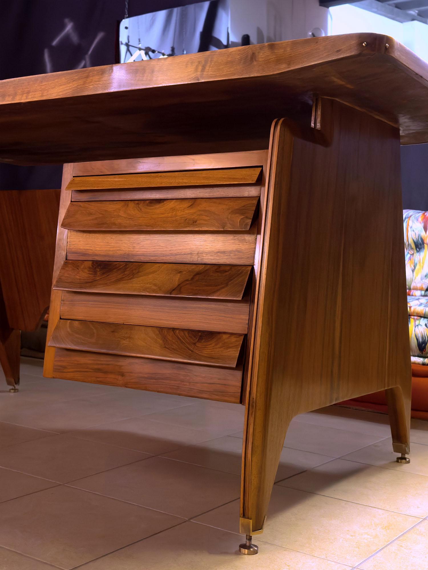 Italian Mid-Century Teakwood Writing Desk by Vittorio Dassi, 1950s In Good Condition In Traversetolo, IT