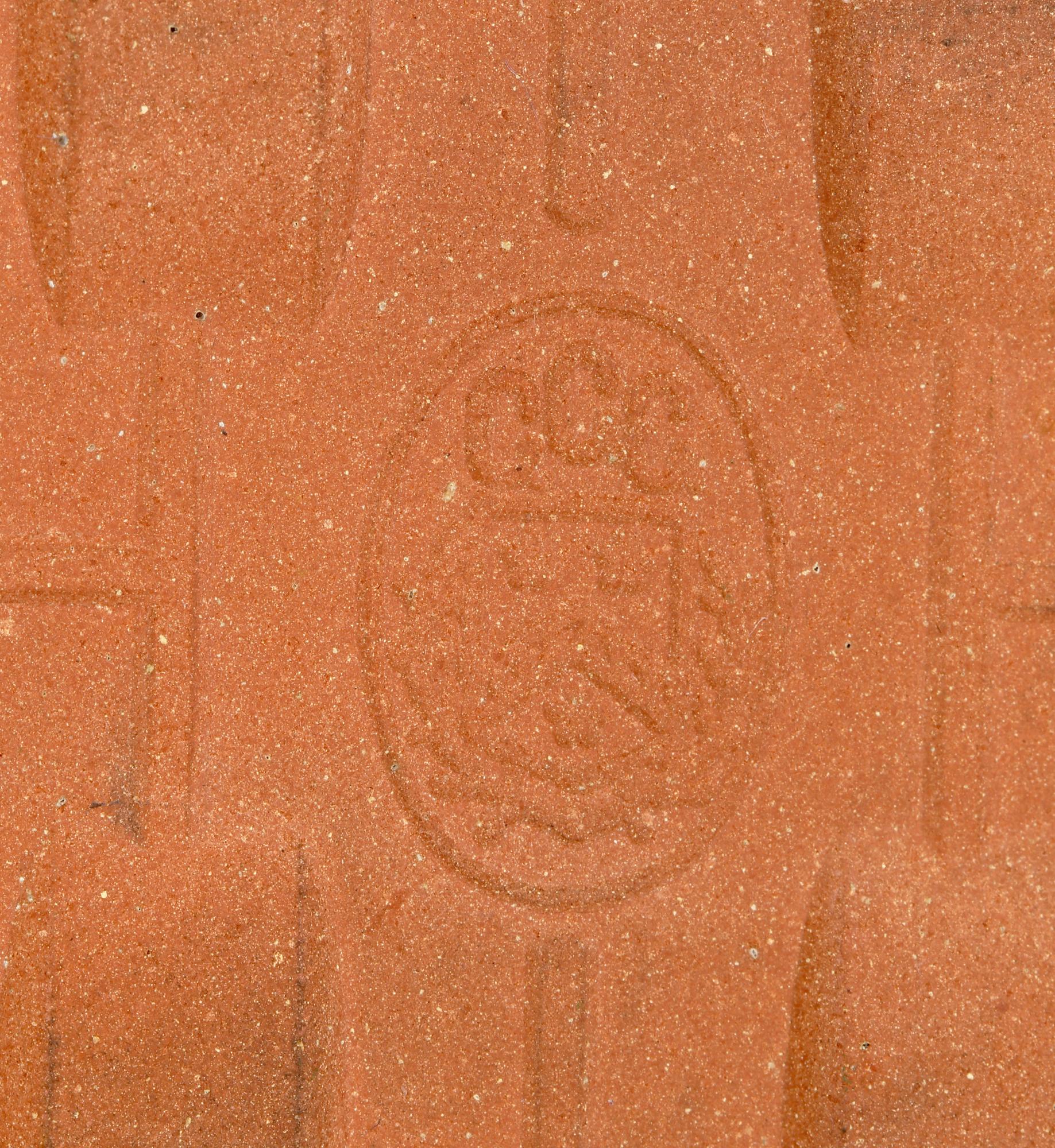 Azulejo italiano de terracota de mediados de siglo decorado a mano con una escena callejera y una fuente Moderno de mediados de siglo en venta
