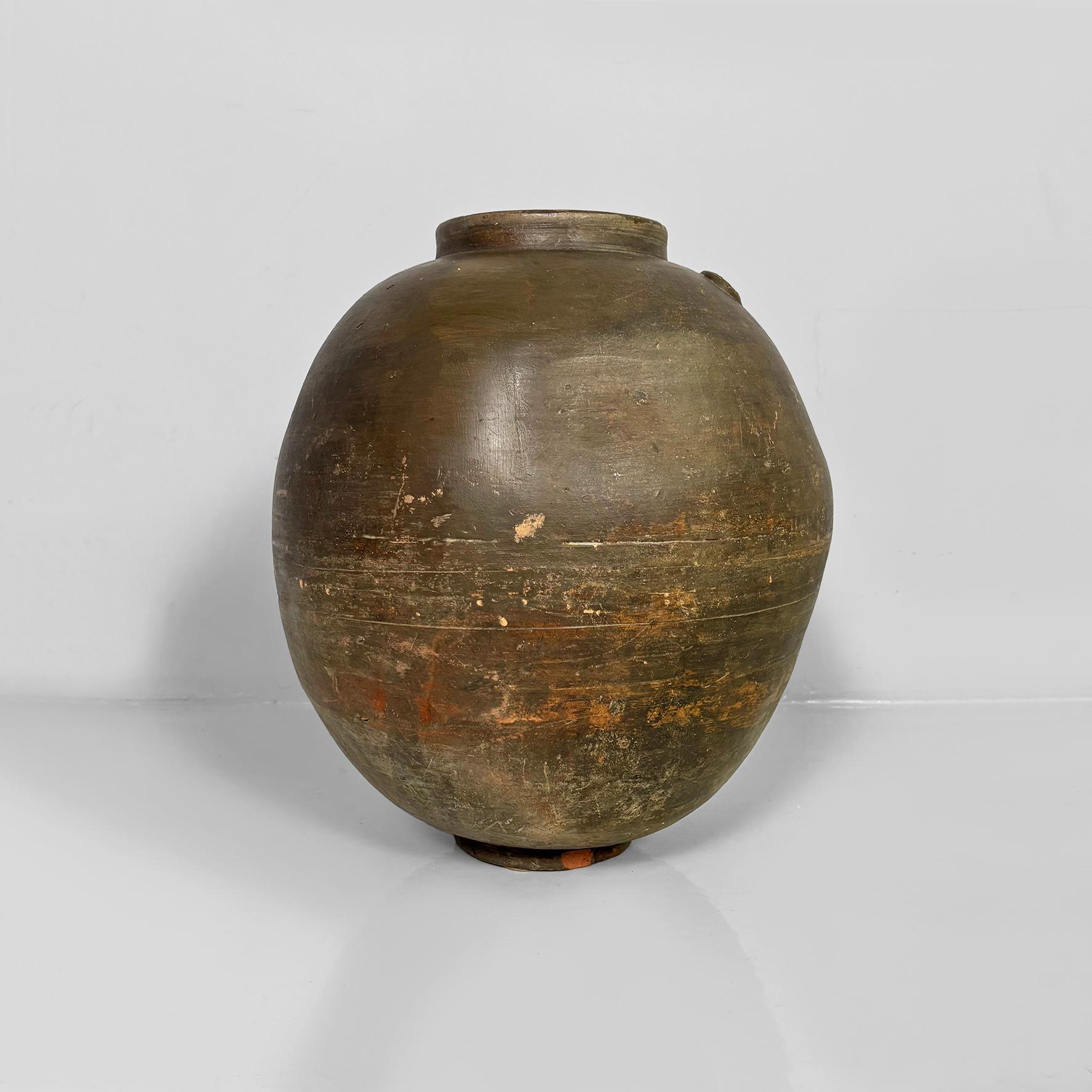 Vaso in terracotta italiano della metà del secolo scorso in stile orientalista, anni '50.
Vaso in terracotta di medie dimensioni, dalla forma arrotondata, in stile orientalista. Struttura di forma ovale irregolare con una sorta di collo e apertura