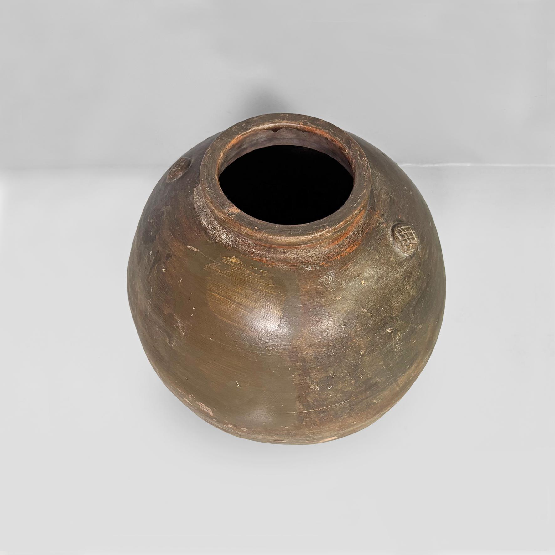 Vaso in terracotta italiano della metà del secolo scorso in stile orientalista, anni '50. In condizioni discrete in vendita a MIlano, IT