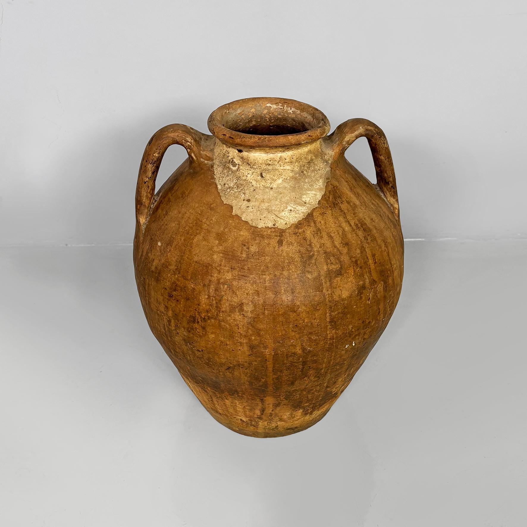 Vaso in terracotta di metà secolo con manici, anni '50. Vaso in terracotta con manici, dalla forma arrotondata, in stile orientalista. La forma è quella di un piccolo vaso, con collo e apertura di forma rotonda, come la parte inferiore. La
