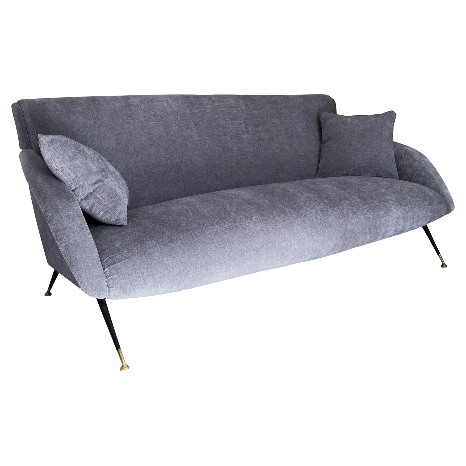 Italian Mid-Century Three-Seater Gray Velvet Sofa, Radice Style, 1950s en venta