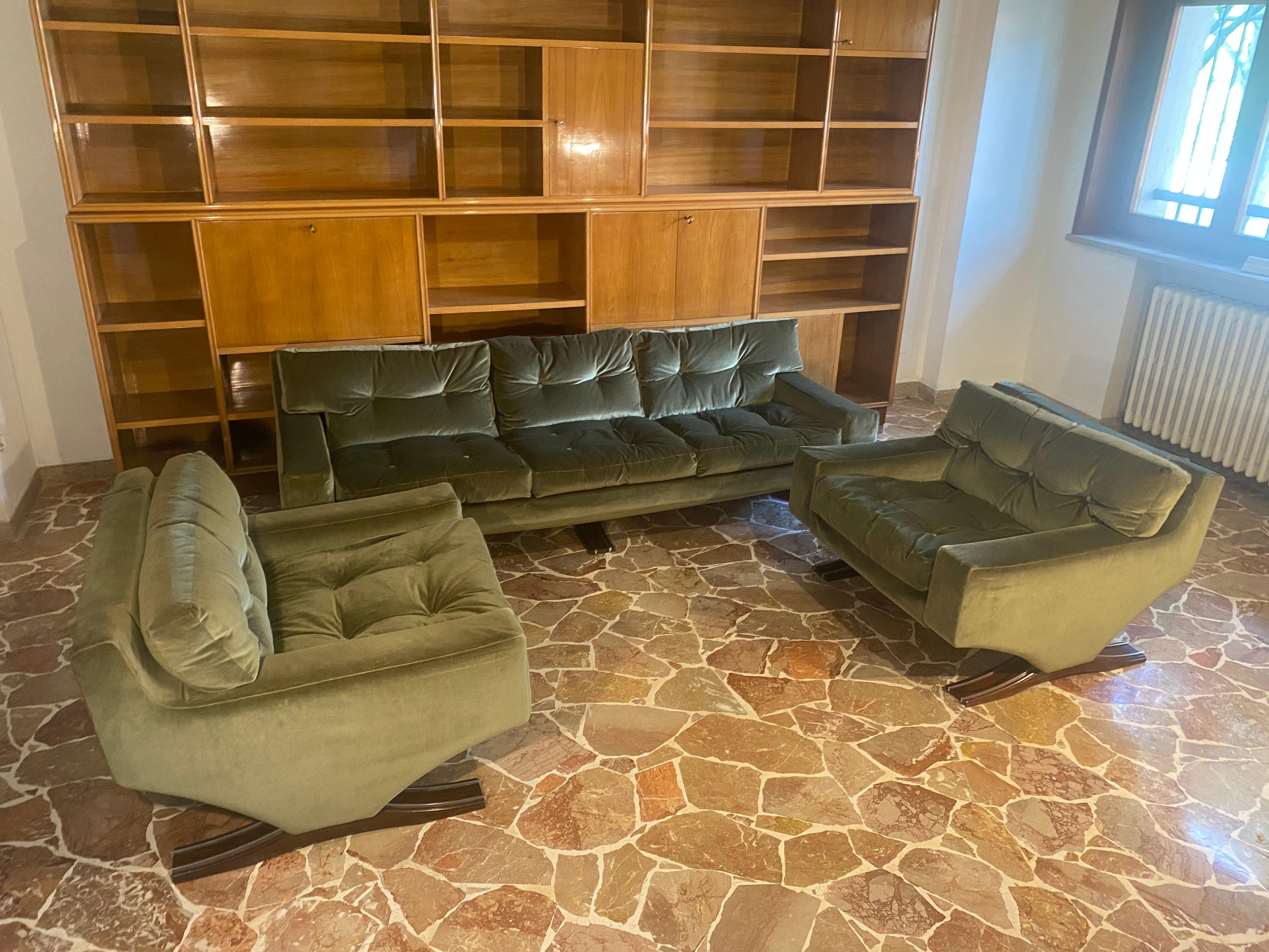 Stunning three-seat sofa in green velvet by the Italian sculptor Franz Sartori. This sofa features a modern design due to the straight lines. Its wonderful shaped line, along with the original geometric design of the sides, is characteristic of