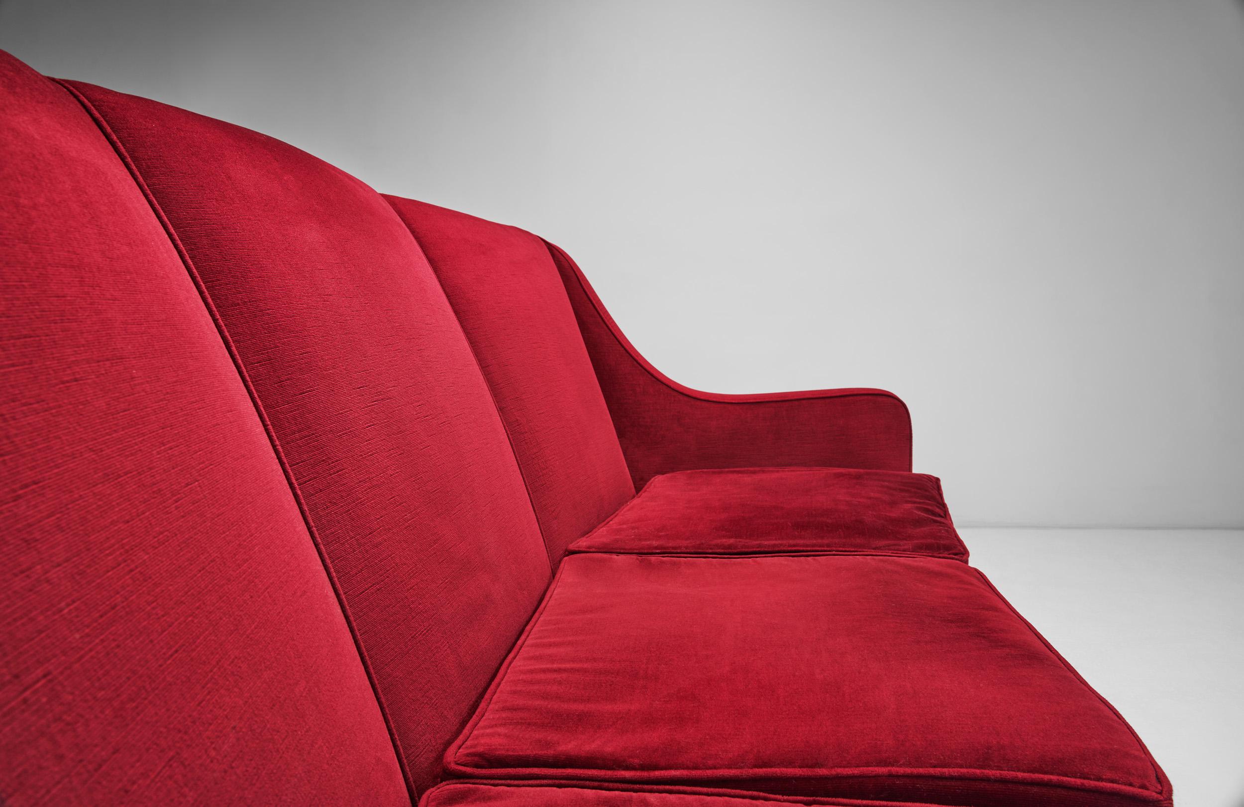Canapé trois places en velours rouge du milieu du siècle dernier, Italie, années 1950 en vente 3