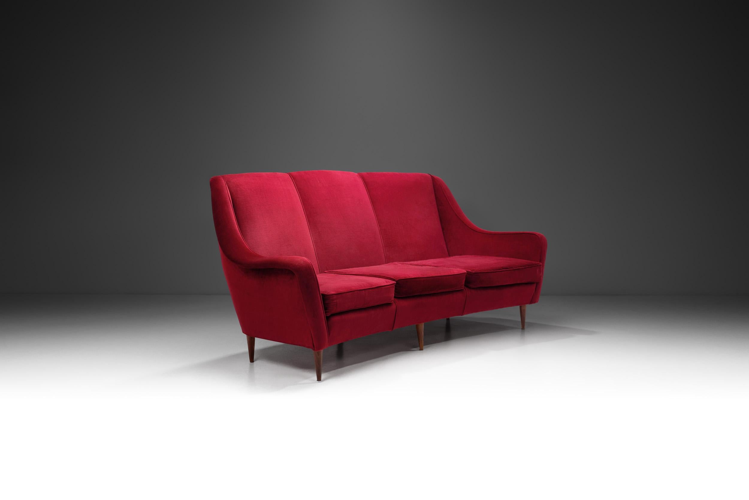 Italienisches Dreisitzer-Sofa aus rotem Samt, Mitte des Jahrhunderts, Italien 1950er Jahre (Moderne der Mitte des Jahrhunderts) im Angebot