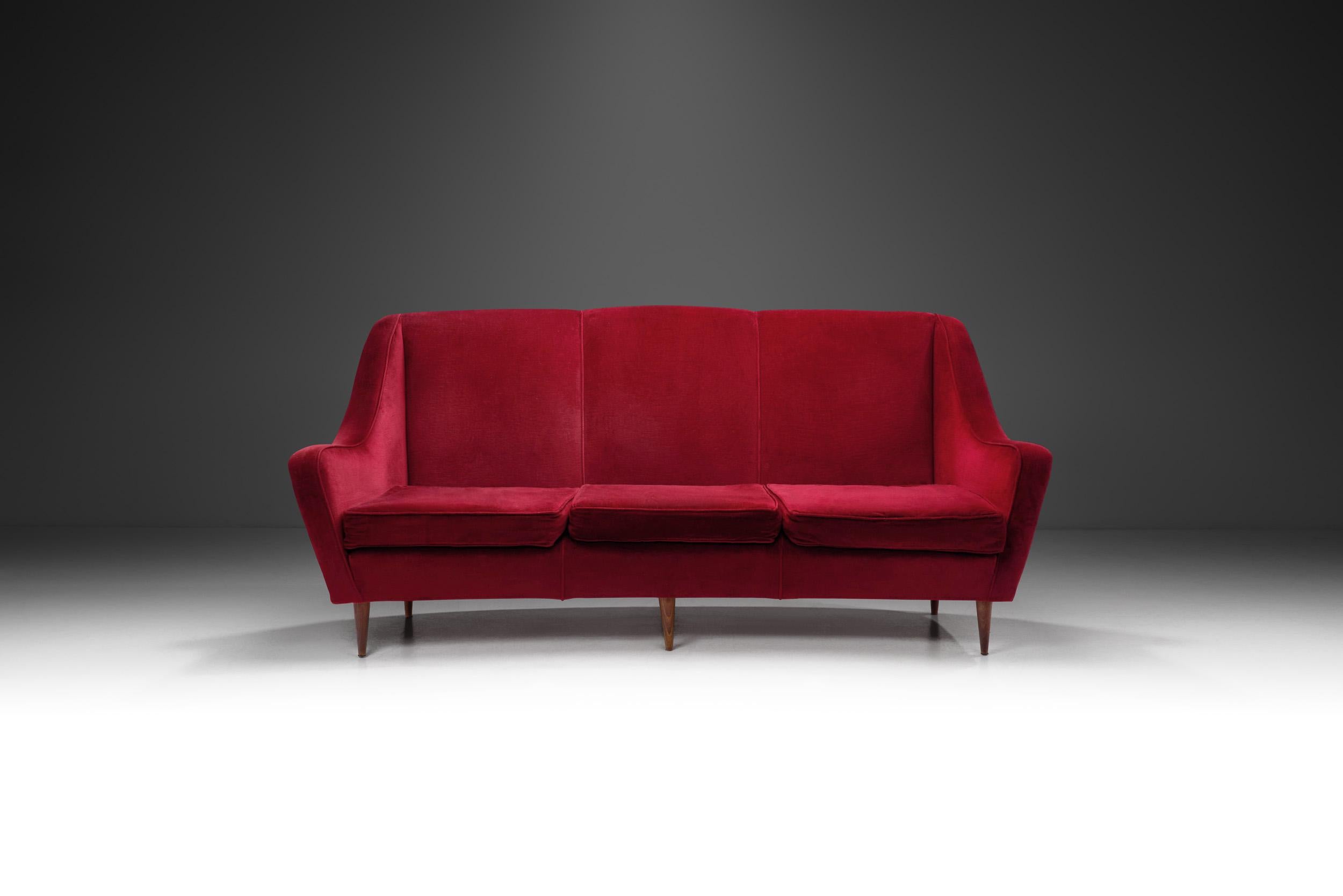 Italienisches Dreisitzer-Sofa aus rotem Samt, Mitte des Jahrhunderts, Italien 1950er Jahre (Mitte des 20. Jahrhunderts) im Angebot