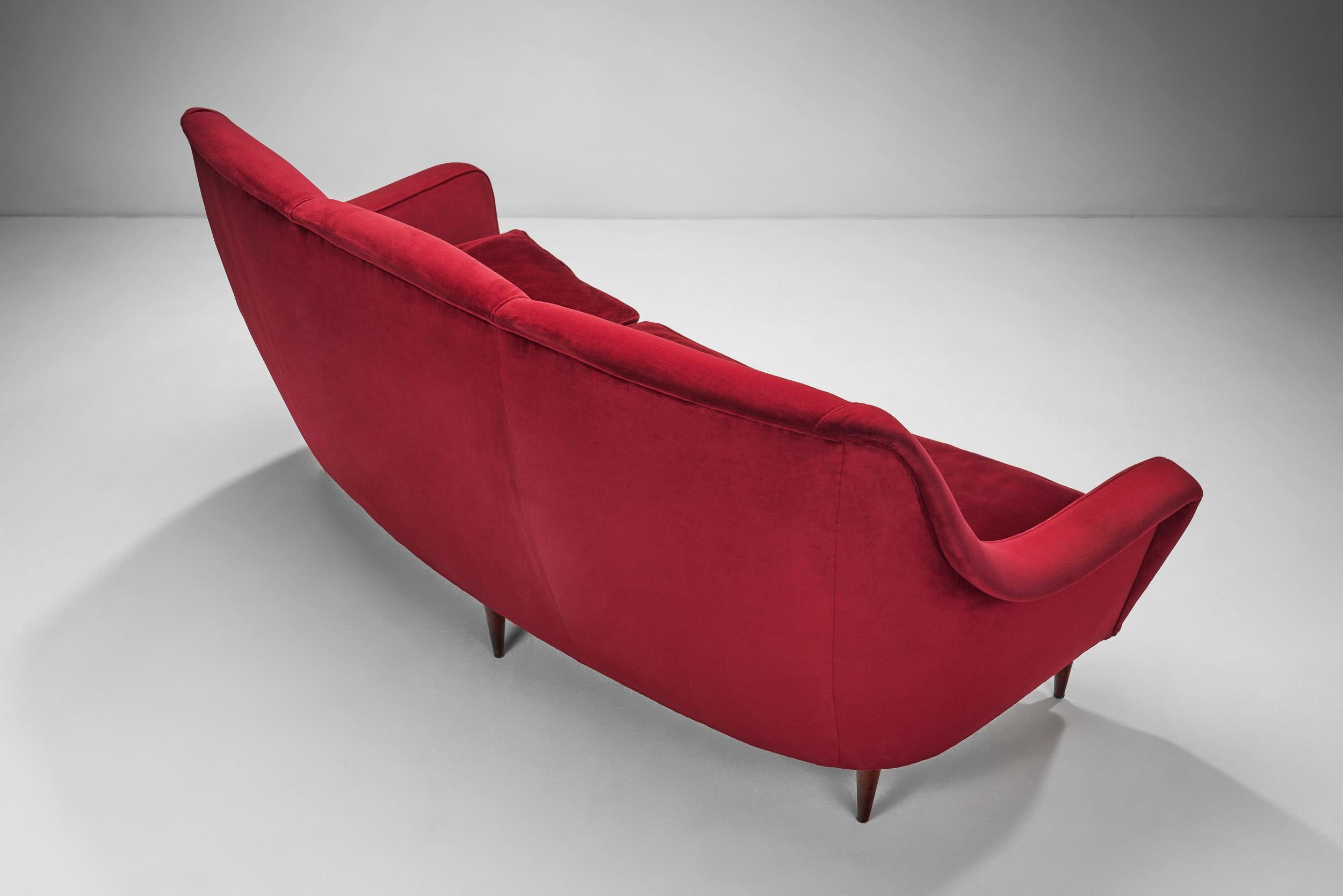 Italienisches Dreisitzer-Sofa aus rotem Samt, Mitte des Jahrhunderts, Italien 1950er Jahre (Messing) im Angebot