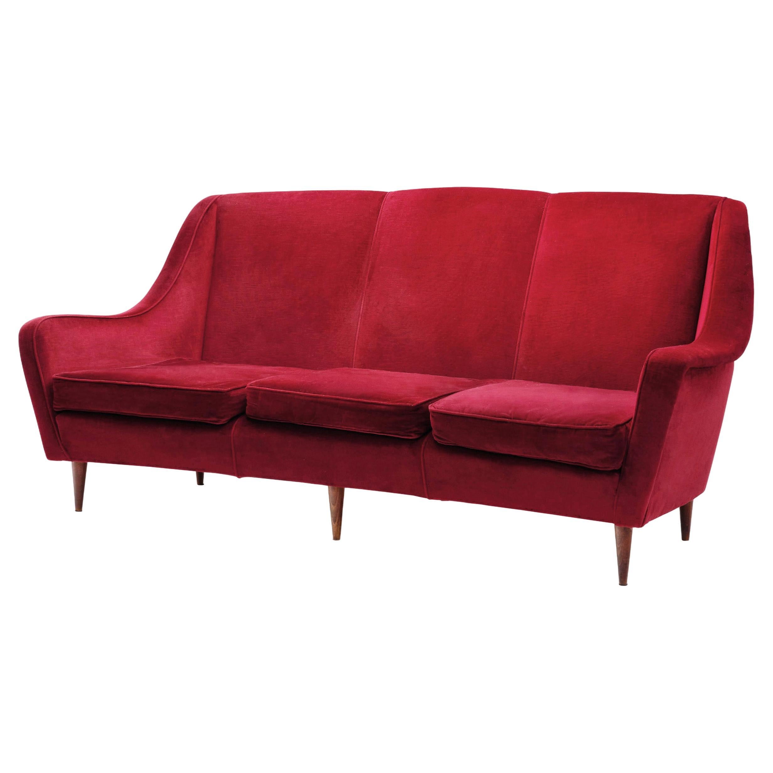 Italienisches Dreisitzer-Sofa aus rotem Samt, Mitte des Jahrhunderts, Italien 1950er Jahre