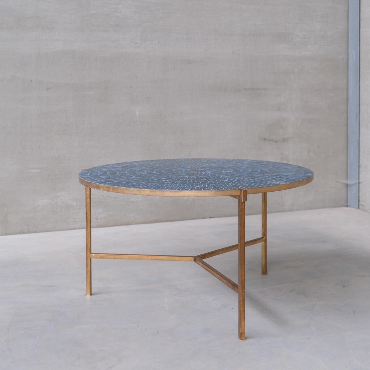 Un tavolo circolare da pranzo o da centro in piastrelle blu italiano.

Italia, circa anni '70.

Ideale per un giardino d'inverno, un centro espositivo, ecc.

Buone condizioni vintage.

Base in metallo verniciato oro.

Dimensioni maggiori