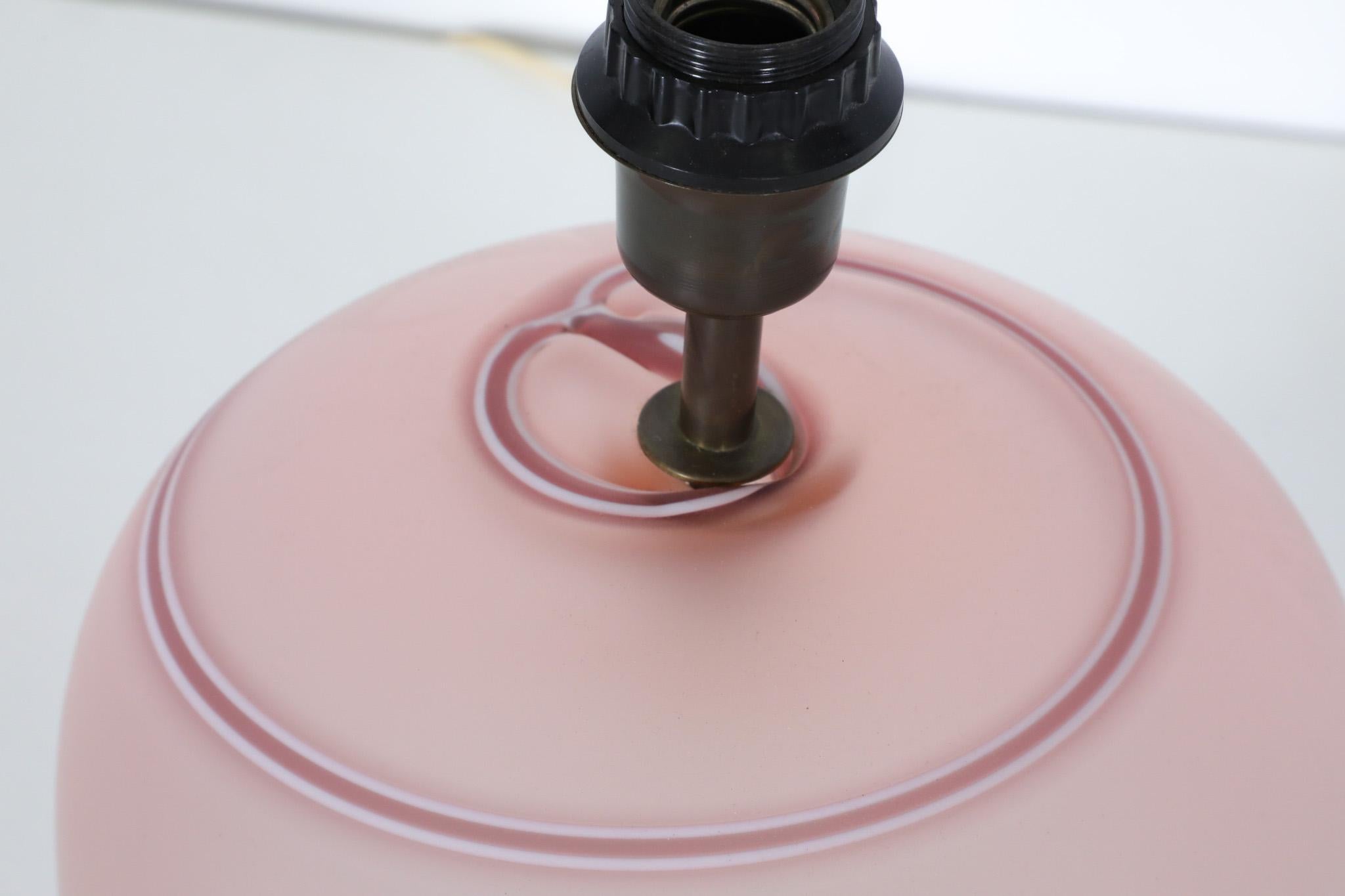Lampada italiana di metà secolo Tommaso Barbi con base in vetro soffiato e paralume in lino in vendita 4