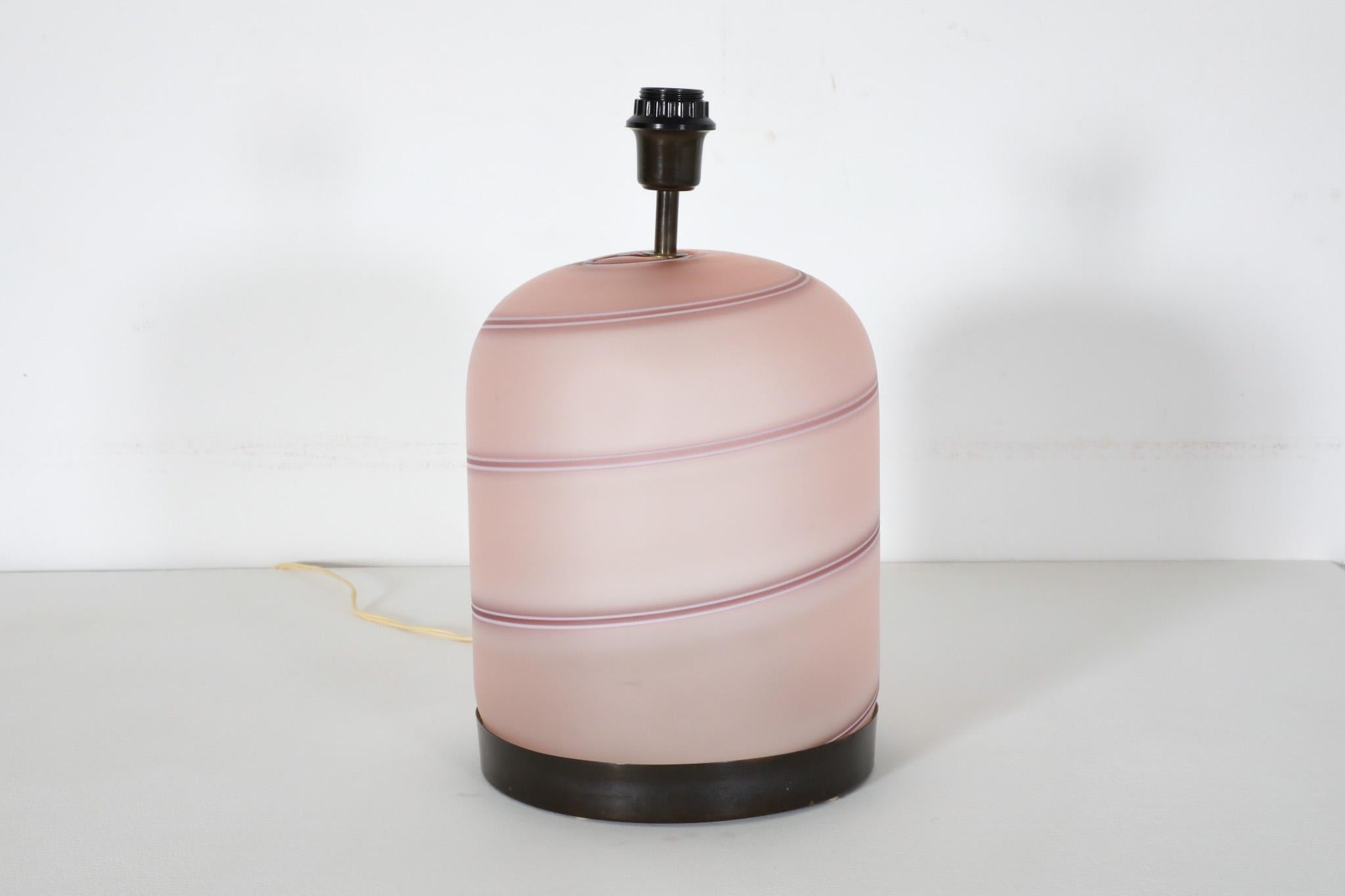 Lampada italiana di metà secolo Tommaso Barbi con base in vetro soffiato e paralume in lino in vendita 8
