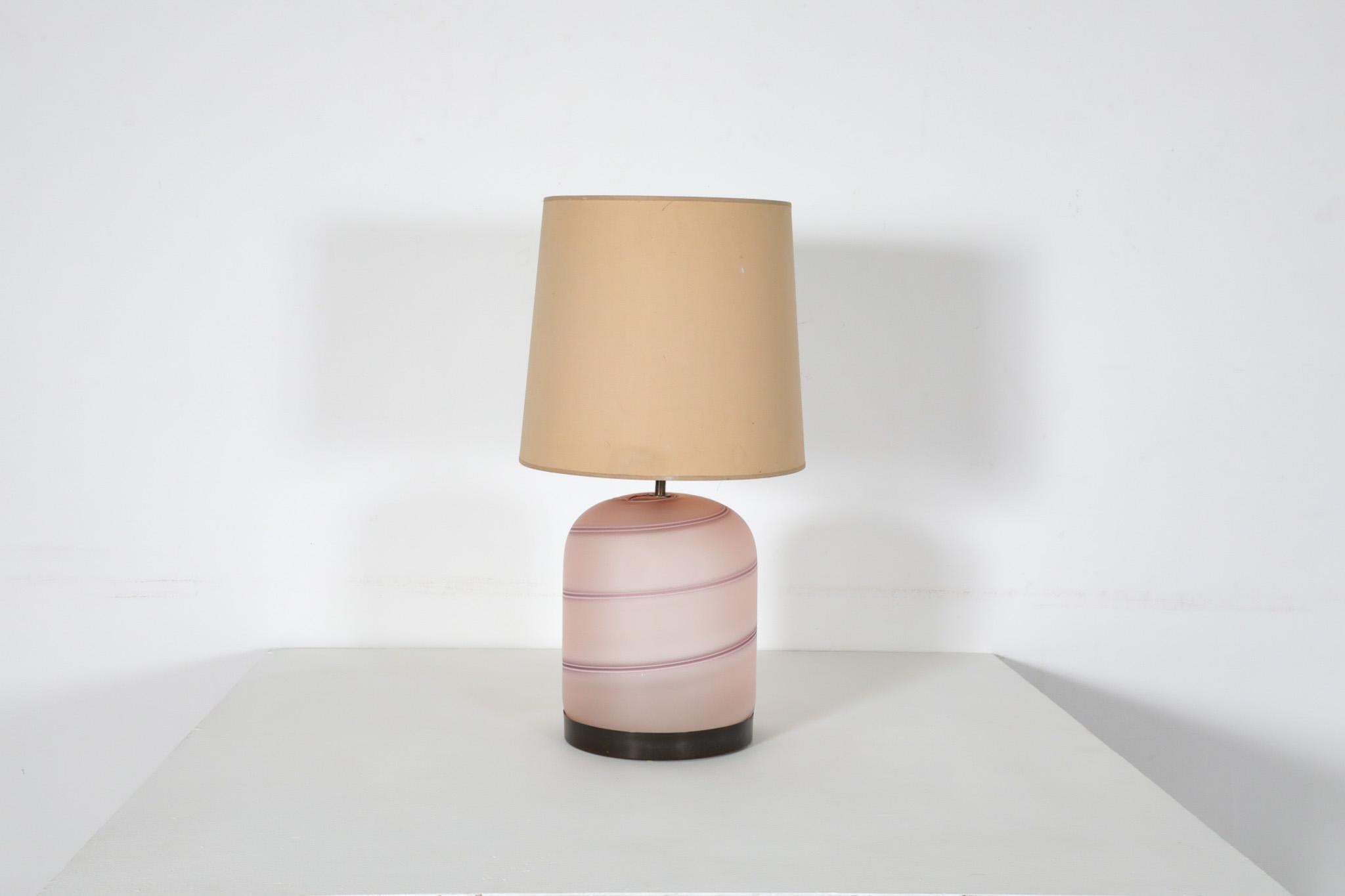 Lampada da tavolo italiana del Mid-Century con base in vetro soffiato rosa e paralume originale in lino. Disegnato dal designer italiano Tommaso Barbi negli anni '70. Il vetro ha un delizioso design a volute. Paralume originale con segni e usura