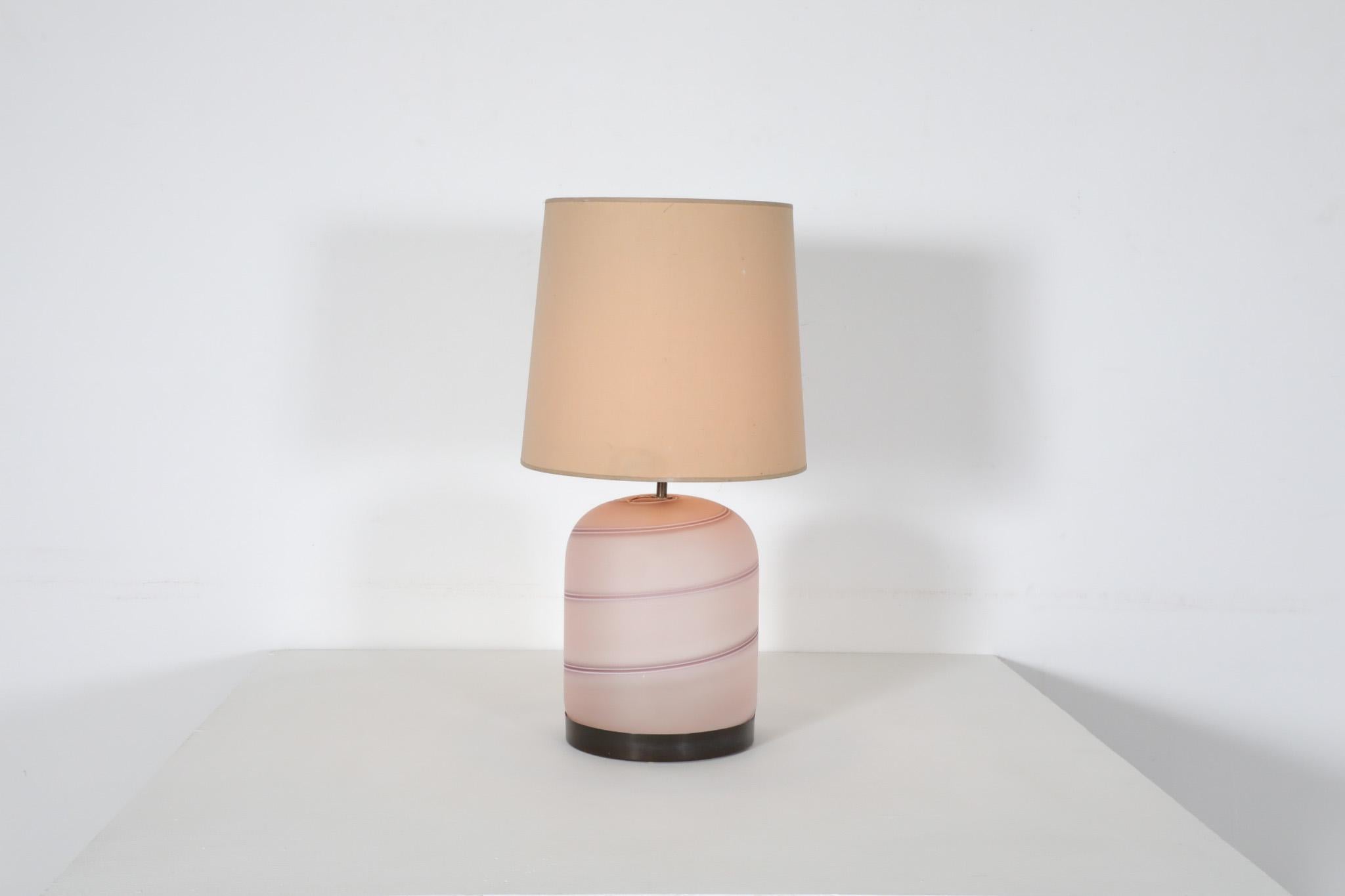 Mid-Century moderno Lampada italiana di metà secolo Tommaso Barbi con base in vetro soffiato e paralume in lino in vendita