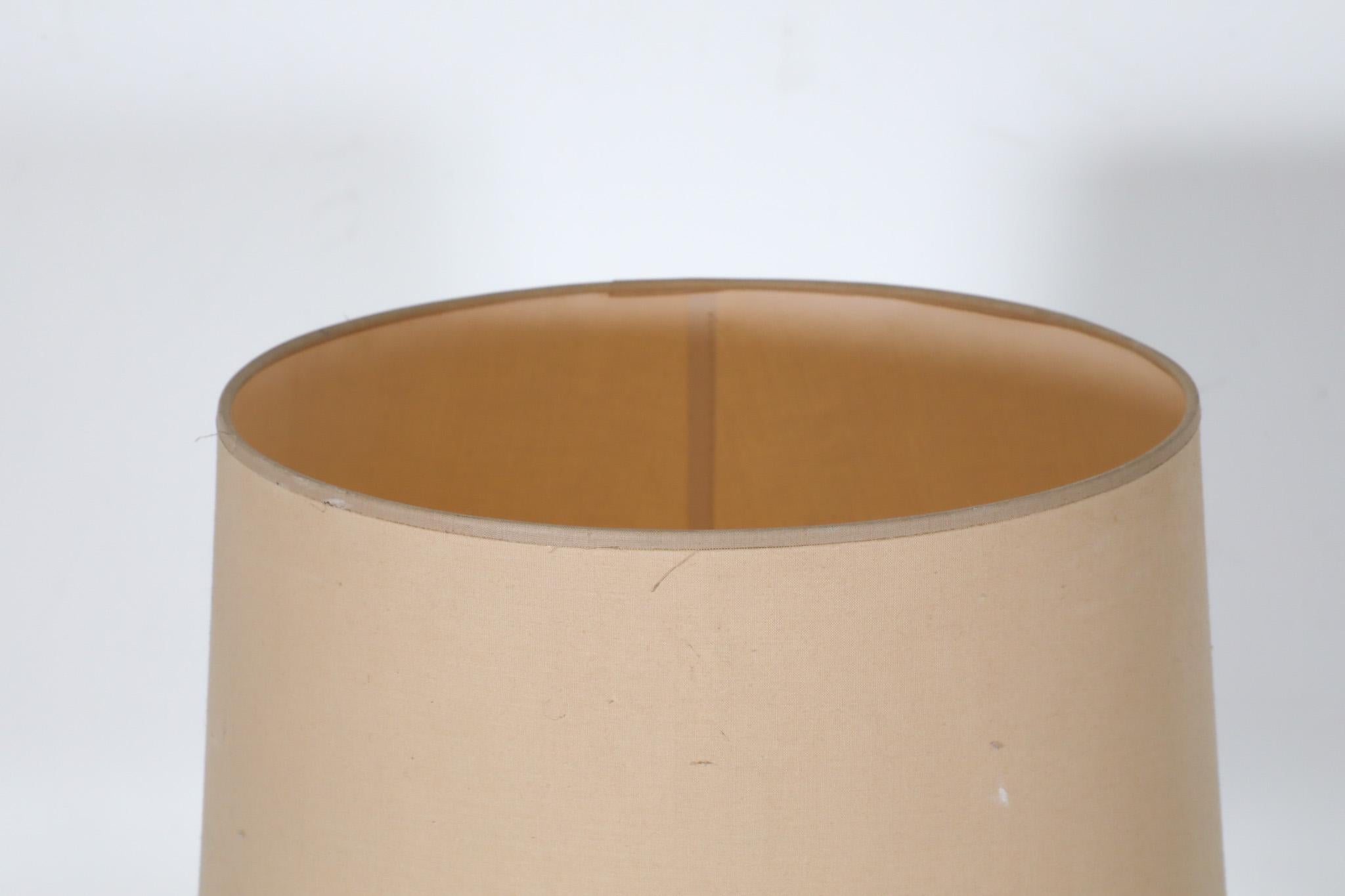 Lampada italiana di metà secolo Tommaso Barbi con base in vetro soffiato e paralume in lino In condizioni buone in vendita a Los Angeles, CA