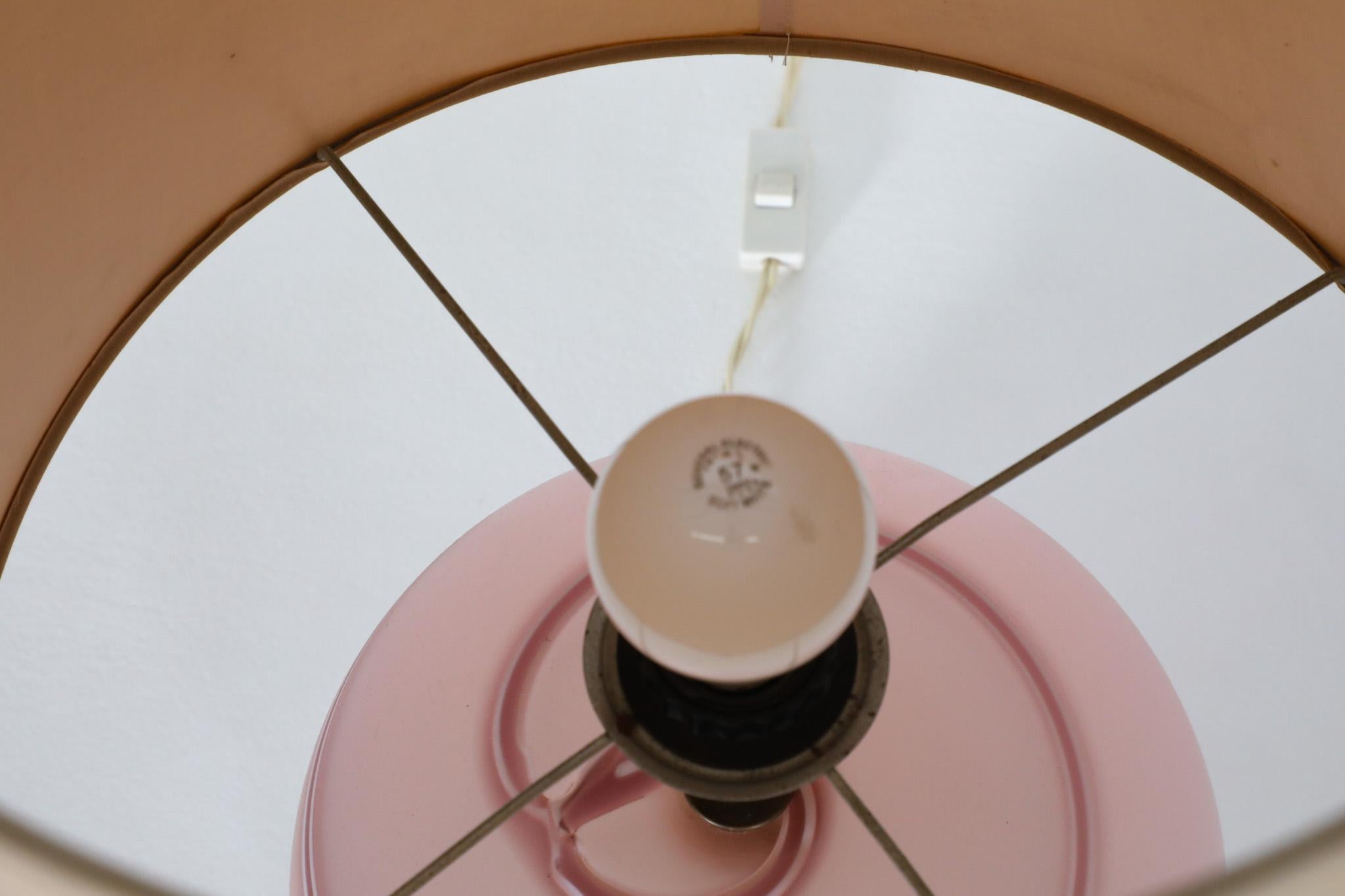 XX secolo Lampada italiana di metà secolo Tommaso Barbi con base in vetro soffiato e paralume in lino in vendita