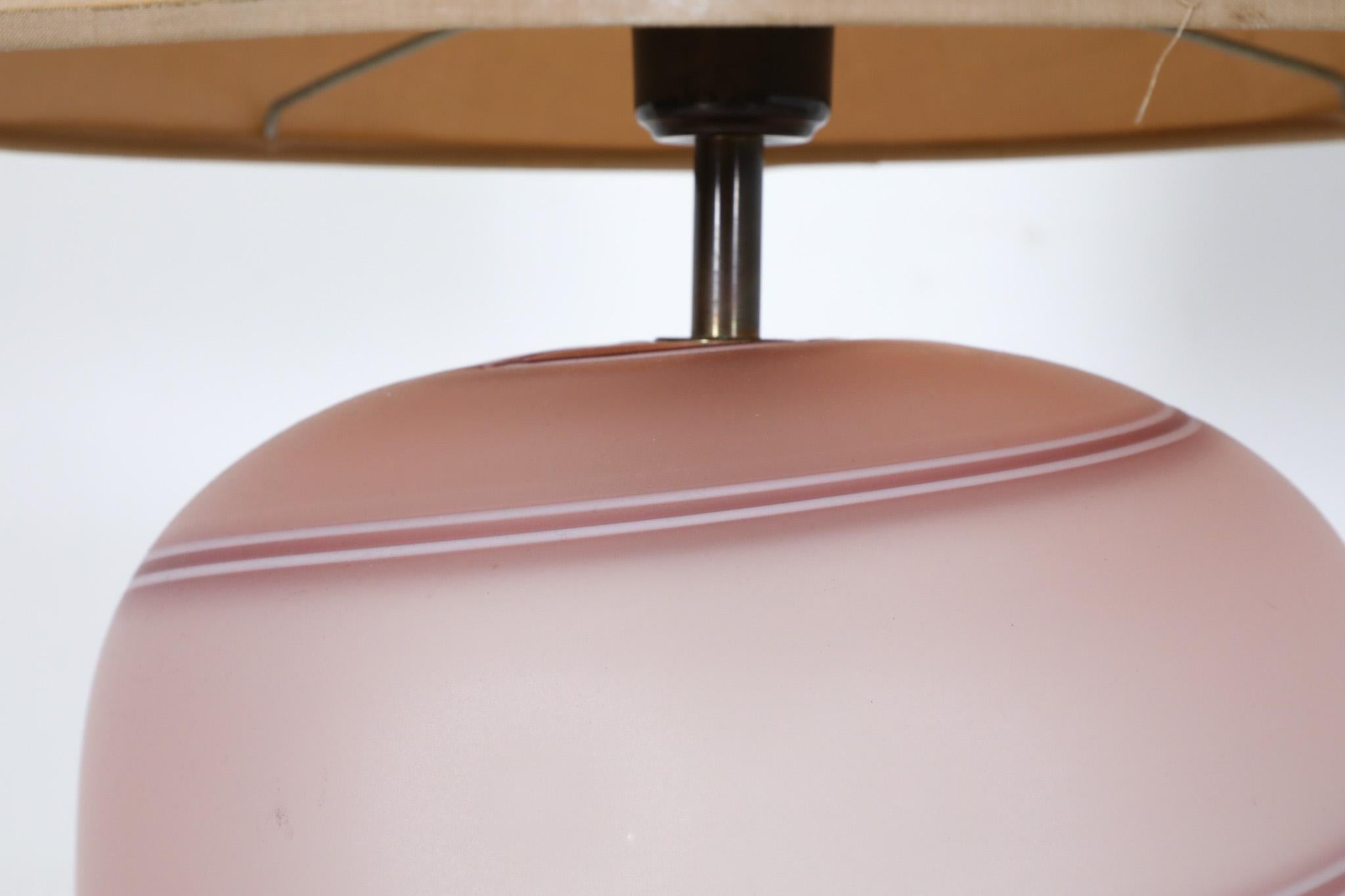 Lino Lampada italiana di metà secolo Tommaso Barbi con base in vetro soffiato e paralume in lino in vendita