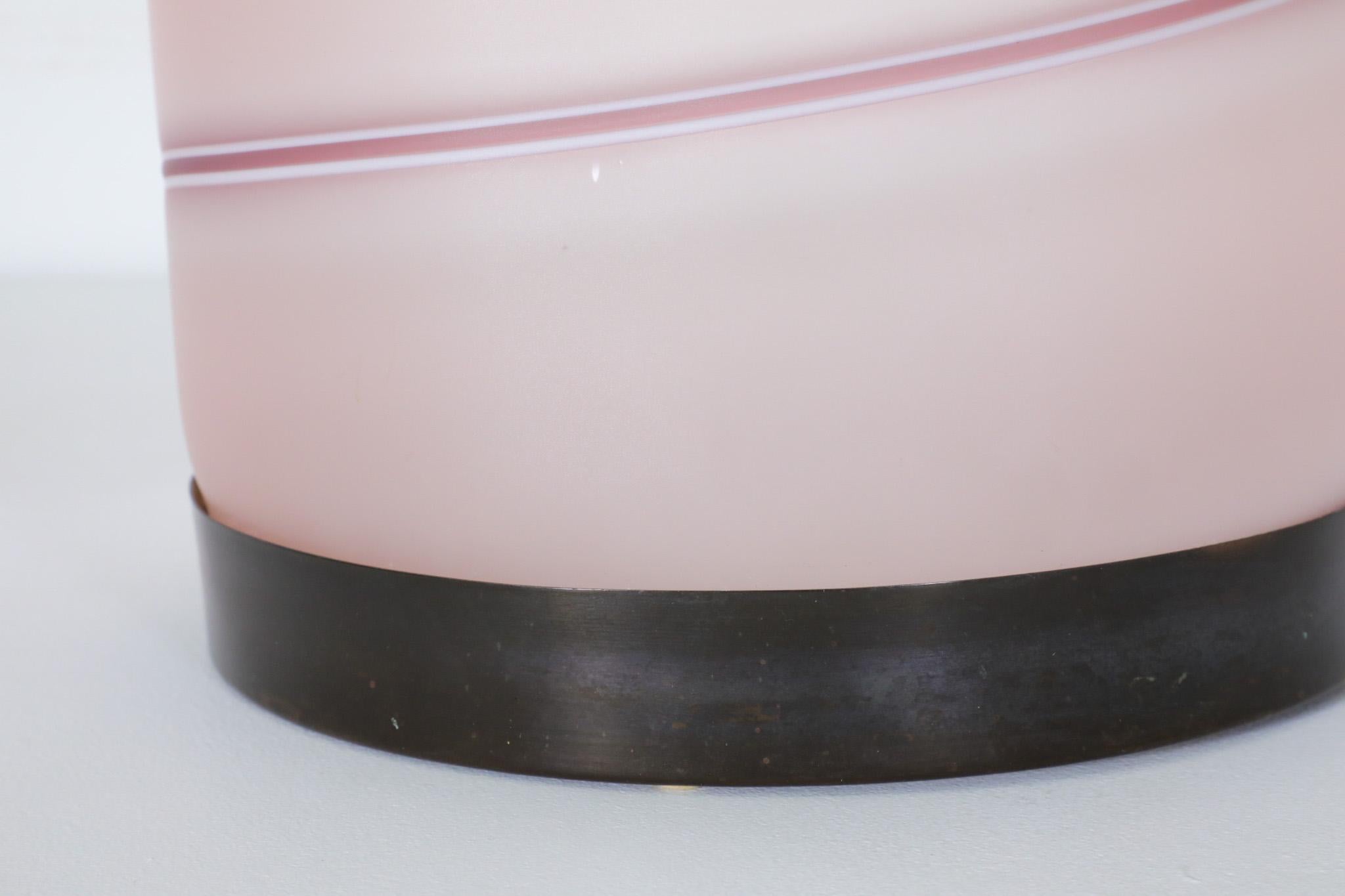 Lampada italiana di metà secolo Tommaso Barbi con base in vetro soffiato e paralume in lino in vendita 1
